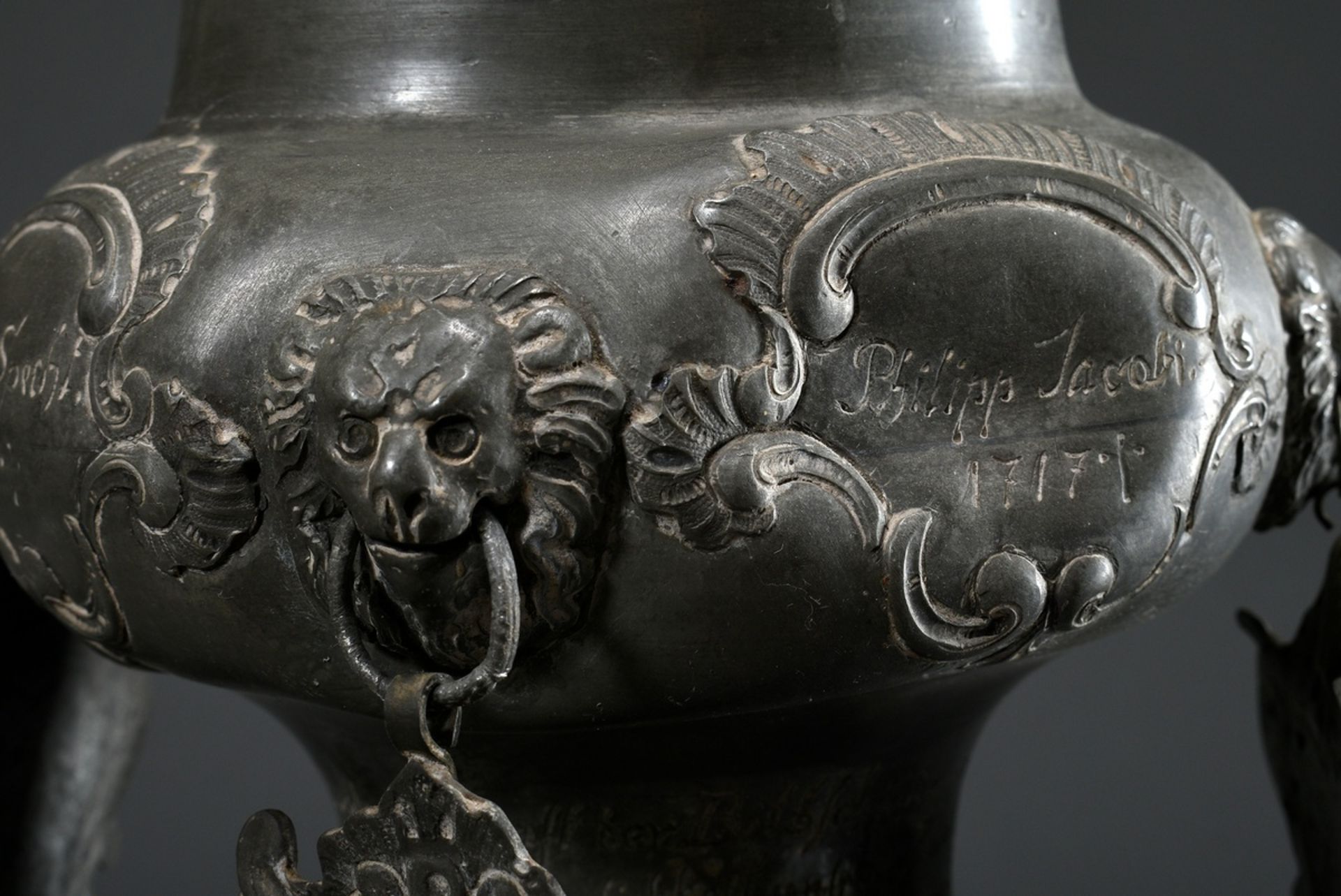 Pewter goblet of the Nuremberg sculptors with 8 attached shields and figural lid crowning, round ba - Image 11 of 14