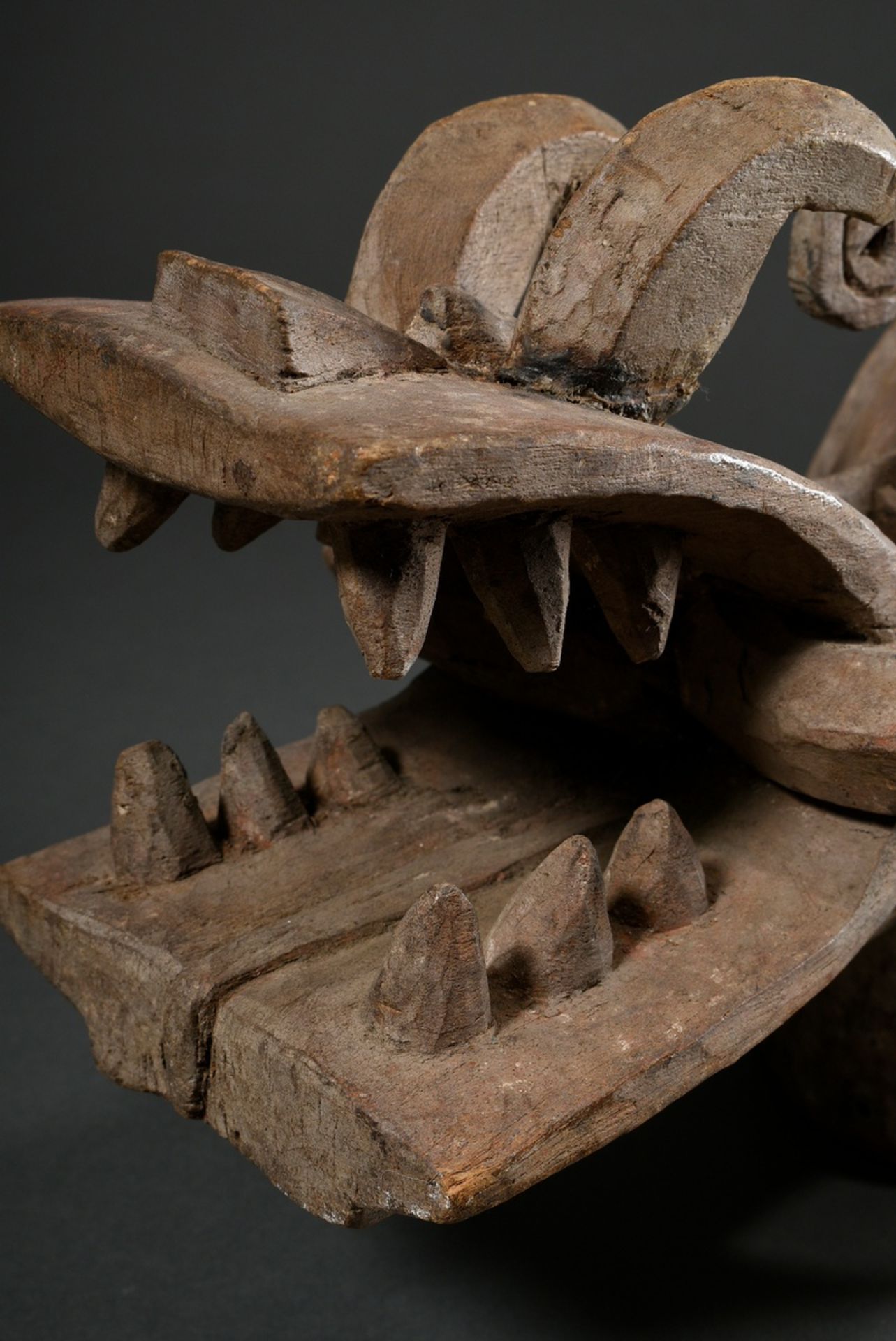 Zoomorphic African helmet mask "Kponyungo" (Firespitter) , carved wood with remains of old patina,  - Image 4 of 5