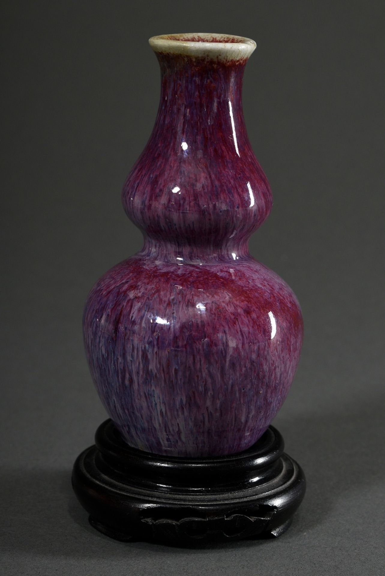 Kleine Porzellan Vase in Kürbisform mit rot-violetter Flambé Glasur, China, 19.Jh., Holzsockel, H. - Bild 2 aus 4