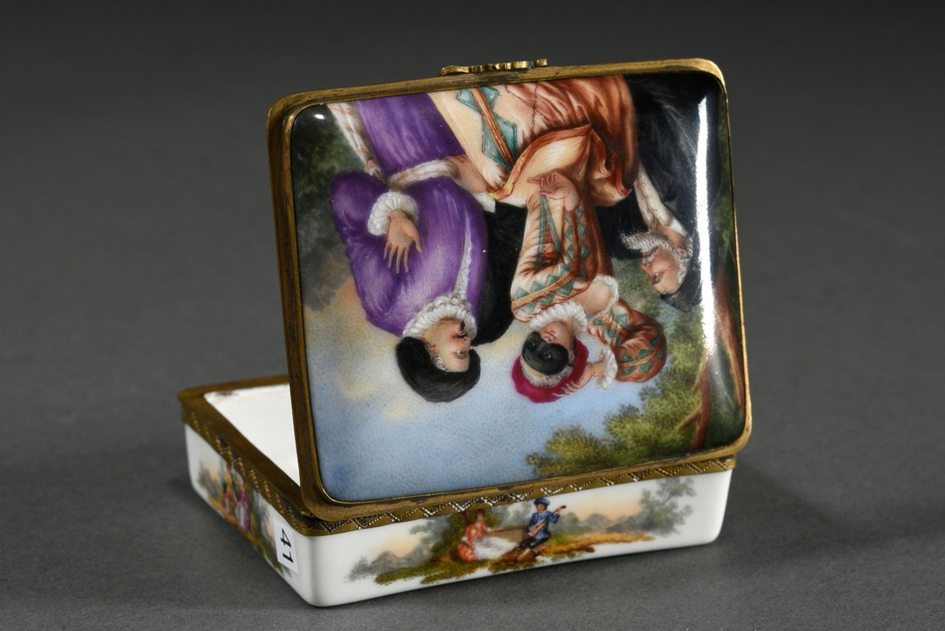 Porcelain tabatiere with format-filling Commedia dell'Arte depiction "Dottore, Colombina and Scaram - Image 4 of 8