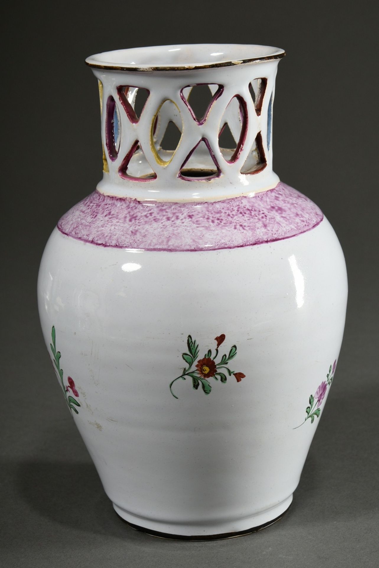 Proskauer Vase mit Gitterrand über Balusterkorpus, Fayence weiß glasiert mit Purpur jaspierter Schu - Bild 2 aus 4