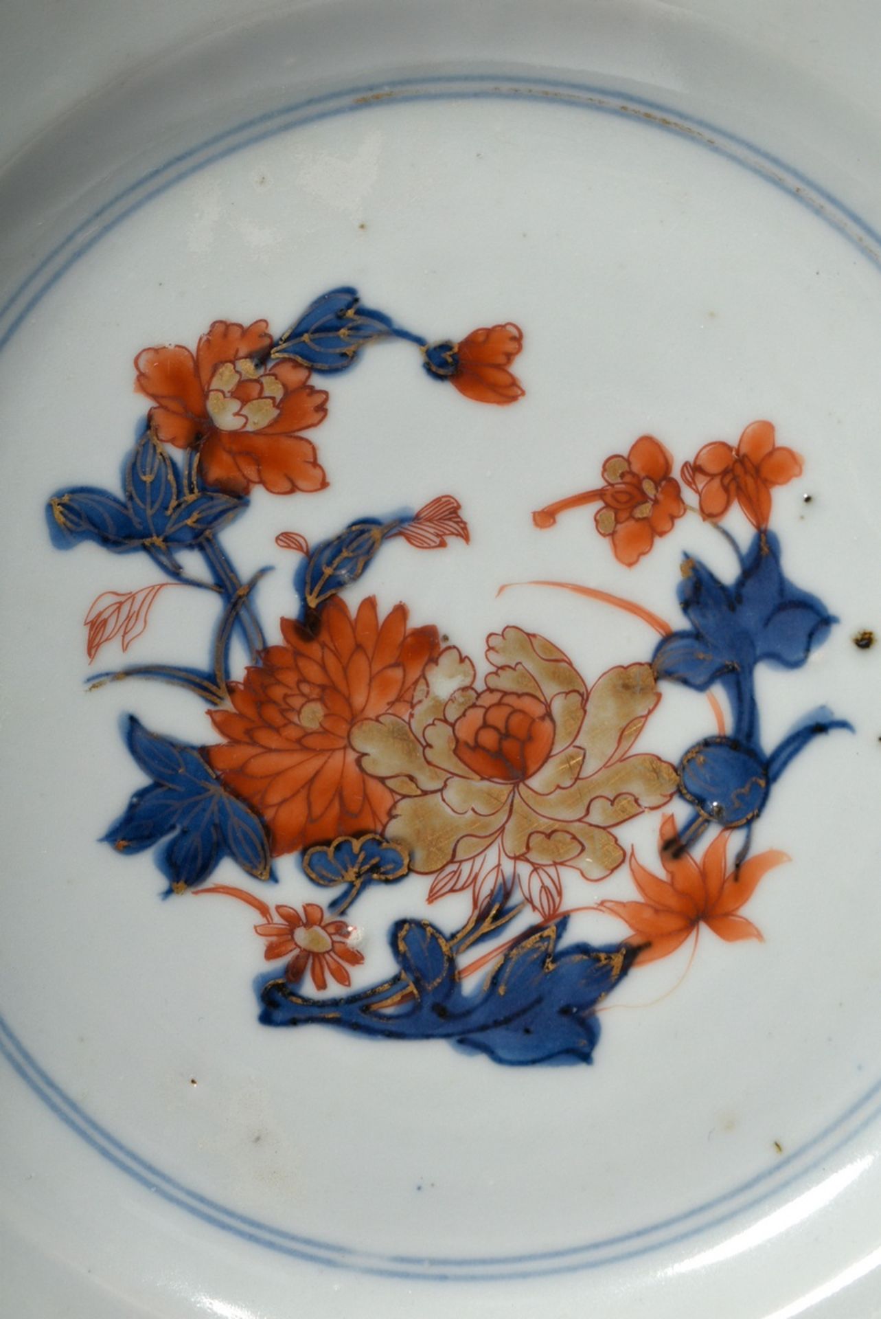 2 Chine de Commande Teller mit "Imari Blumen Dekor" in Blaumalerei, Eisenrot und Gold, China, Qing - Bild 3 aus 6