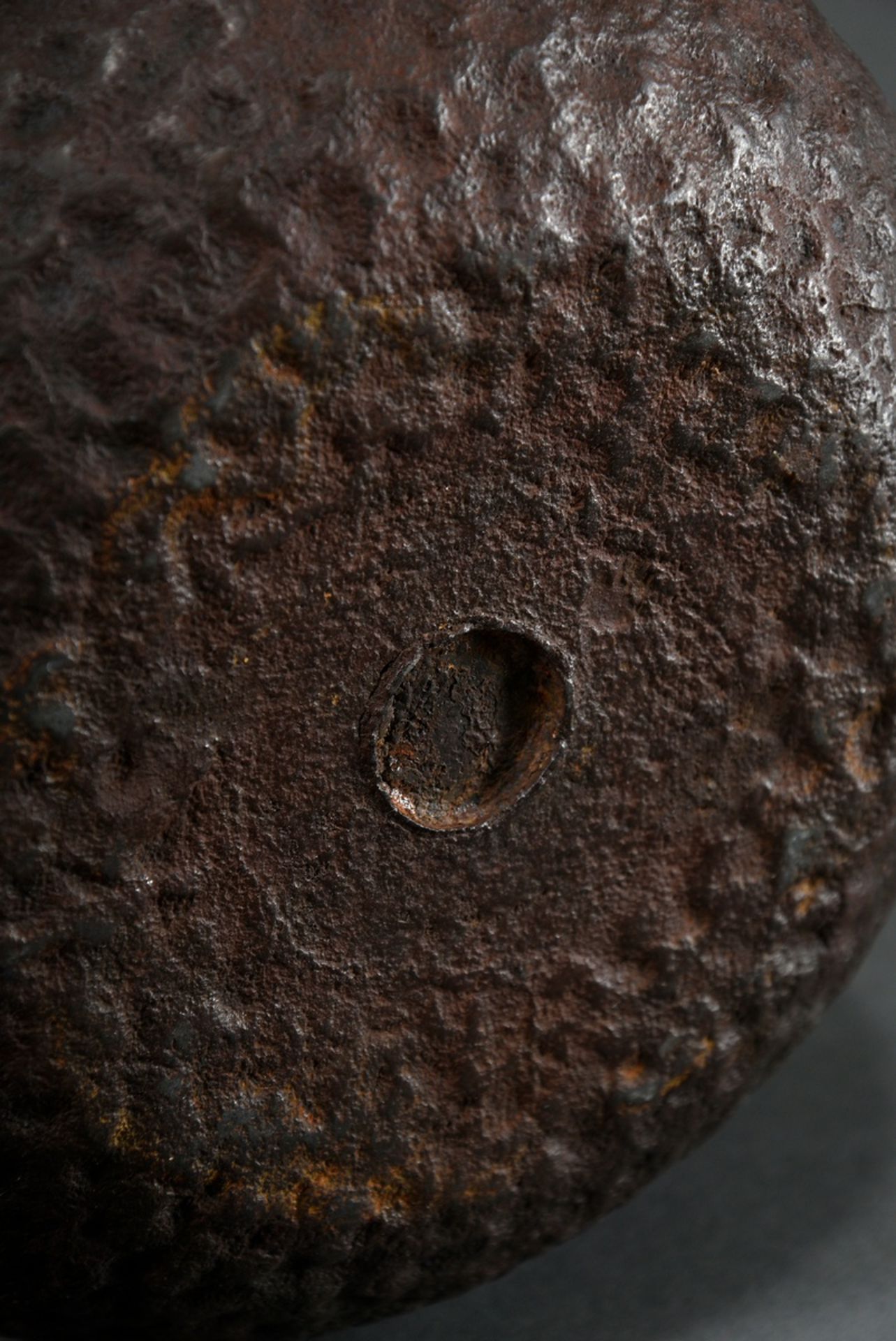 Eisen Tetsubin Wasserkessel "Zwei Krebse und Riedgras", Bronze Deckel innen signiert, Japan 19./20. - Bild 8 aus 9
