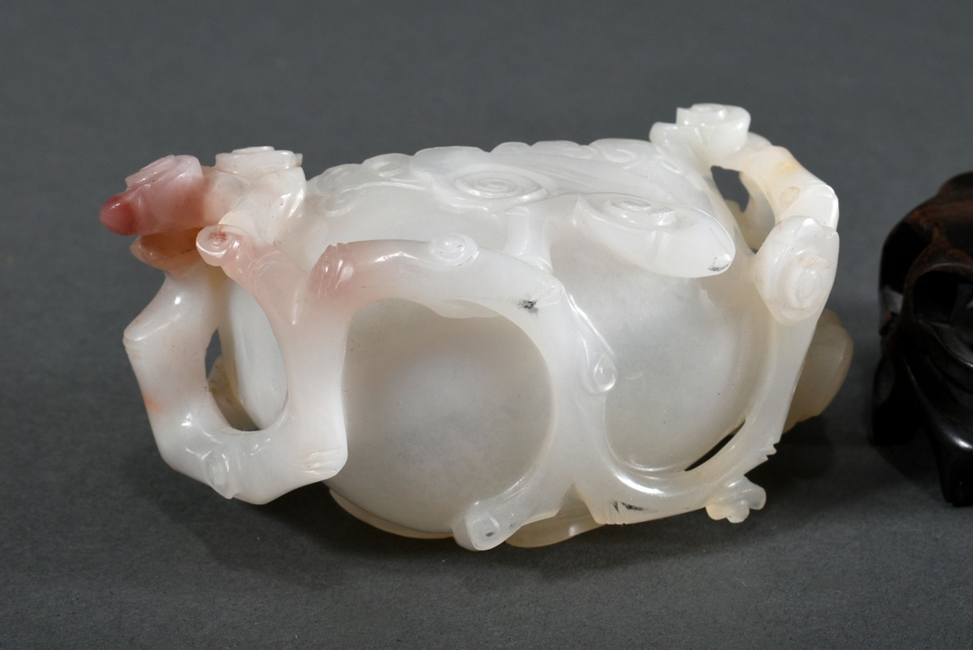 Light rose coloured jade brush washer with "Lingzhi mushrooms" on carved wooden base, 4,5x10x5cm, s - Image 4 of 5