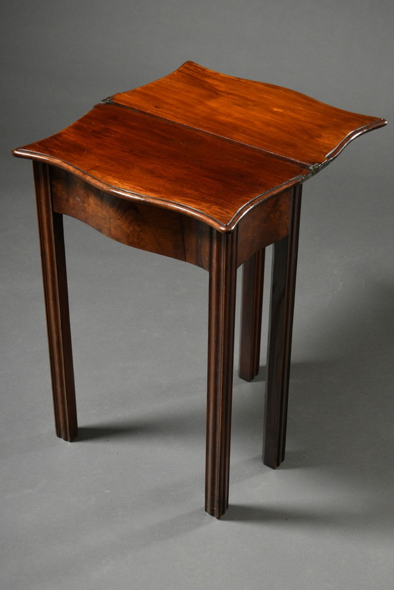 Small English mahogany folding table with straight legs, 70,5x48x27/53,5cm, 19th c. - Image 3 of 4