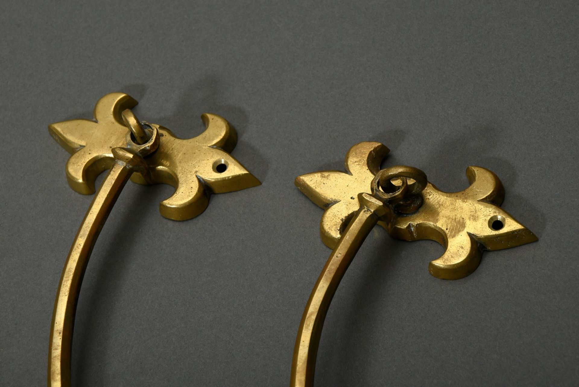 3 Various brass curtain holders: Pair in plain façon with bourbon lily and movable hooks (h. 32cm) - Image 6 of 7