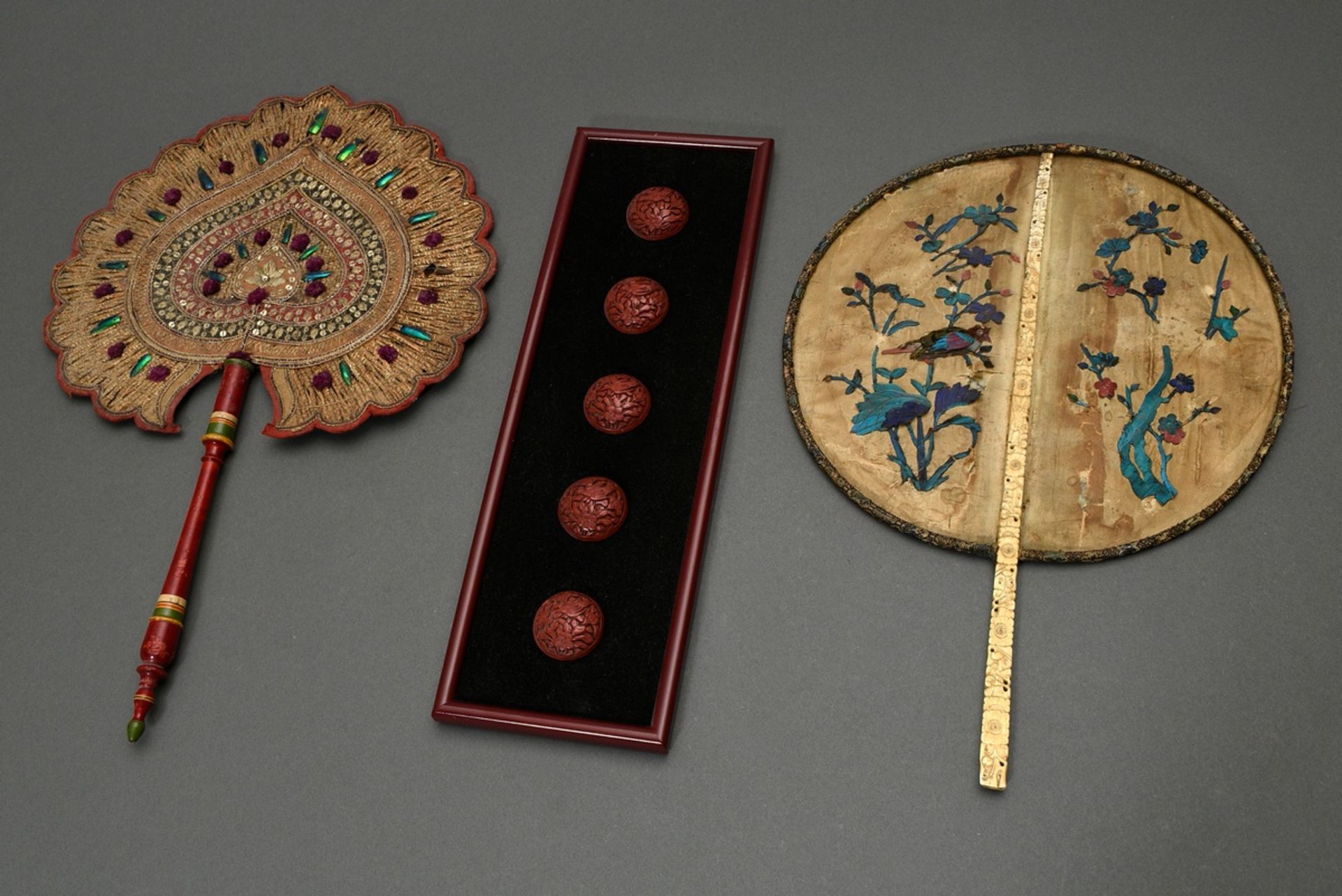 3 Various pieces: rare Chinese round fan with bone handle, recto coloured painting "Meeting in the