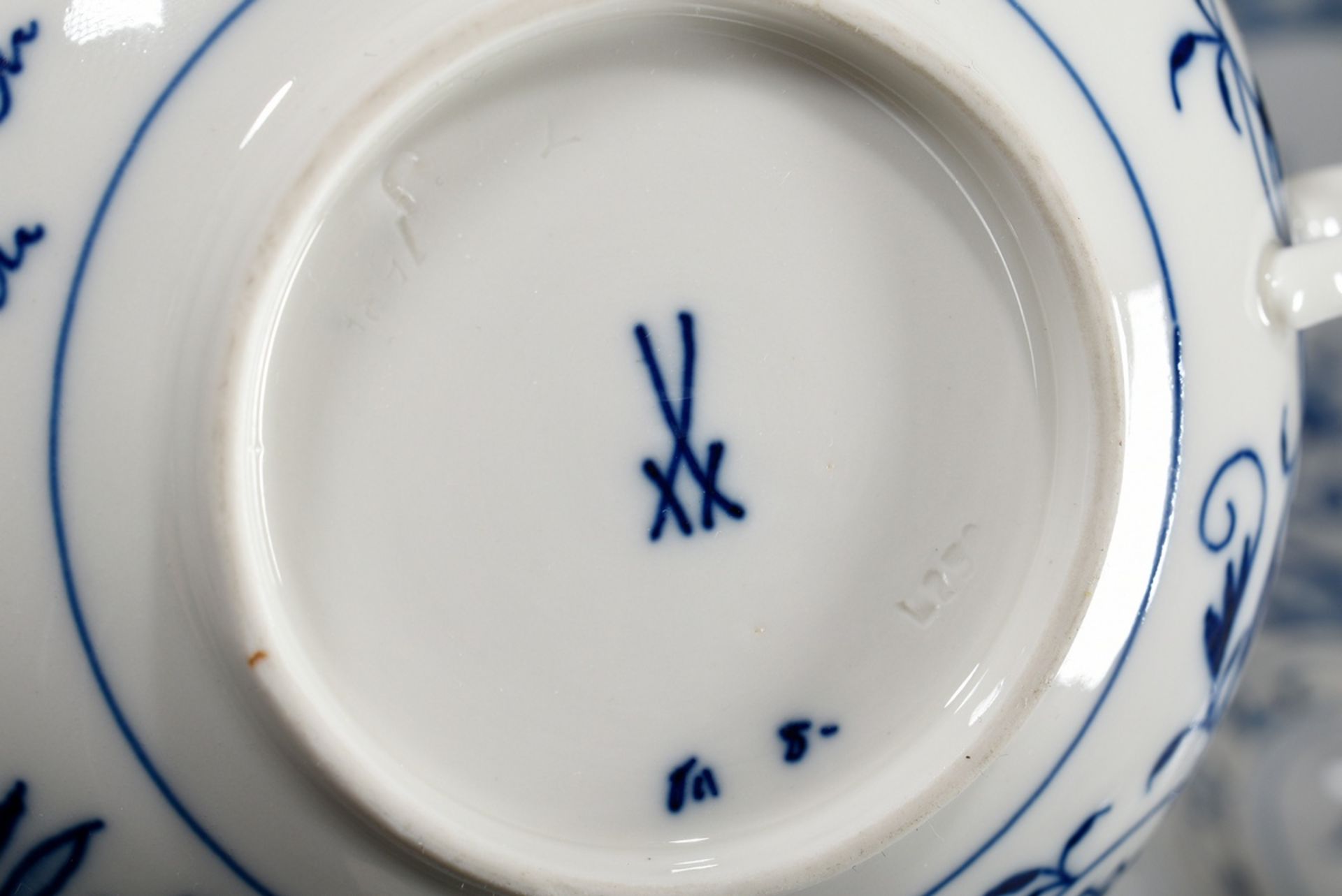 11 Teile Meissen "Zwiebelmuster" Speiseservice zur Ergänzung, blaue Schwertermarke nach 1950, beste - Bild 3 aus 3