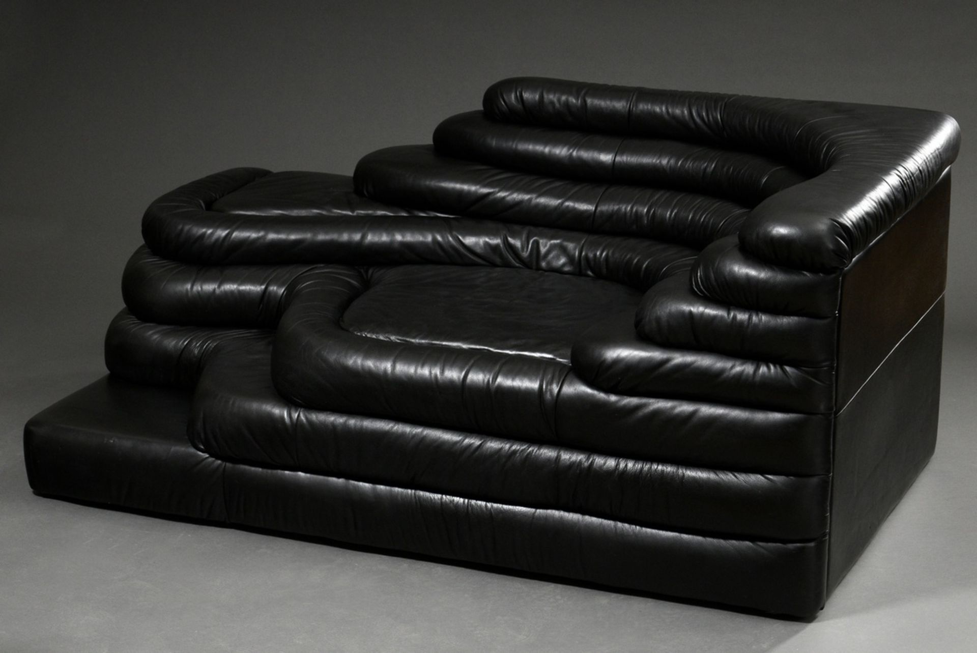 DeSede "DS 1025" Terrazza sofa in black leather, designed by Ubald Klug (1932-2018) circa 1973, 38/