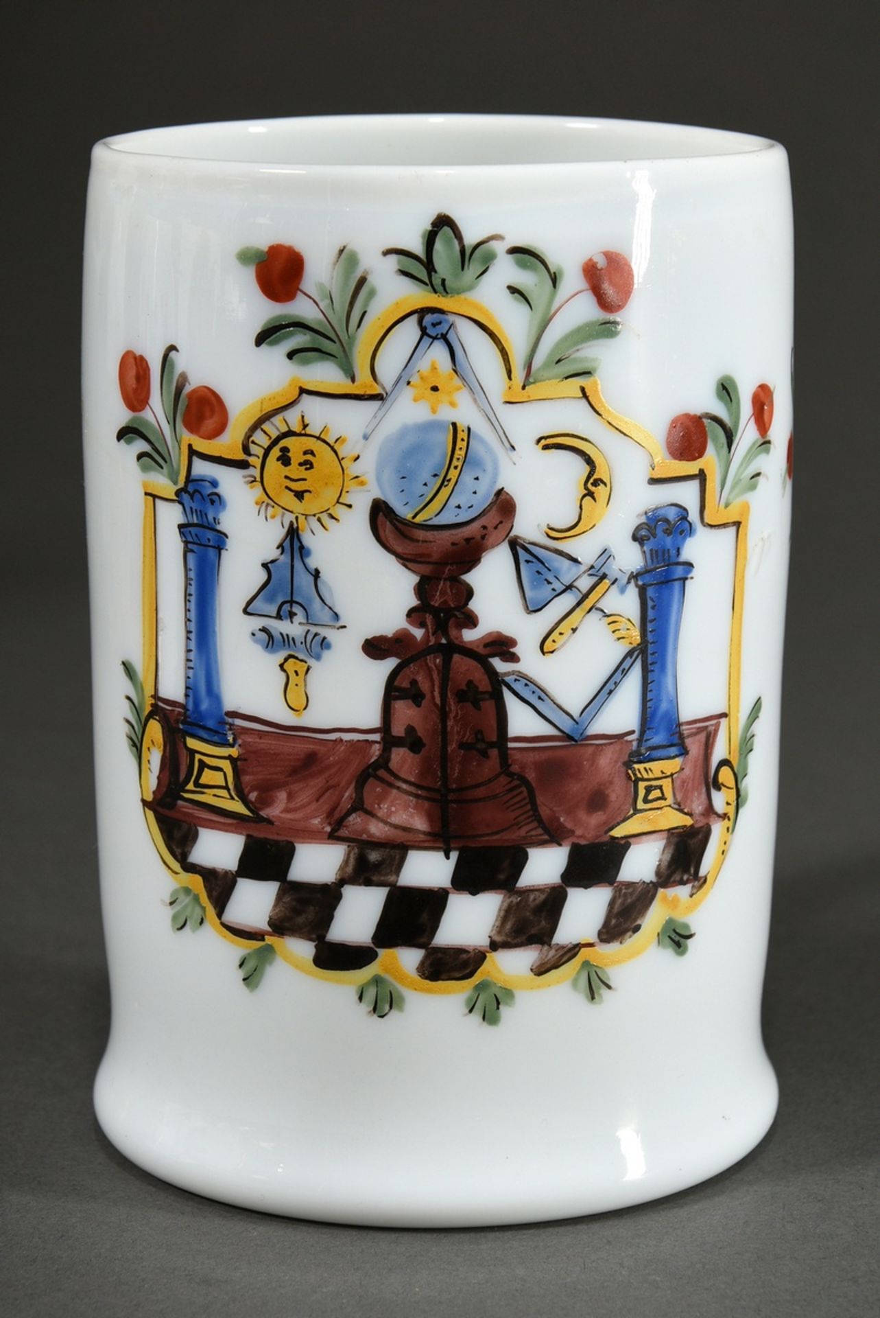 Freimaurer Milchglas Walzenkrug mit farbiger Emaille Malerei in floral verzierter Kartusche, Bandhe