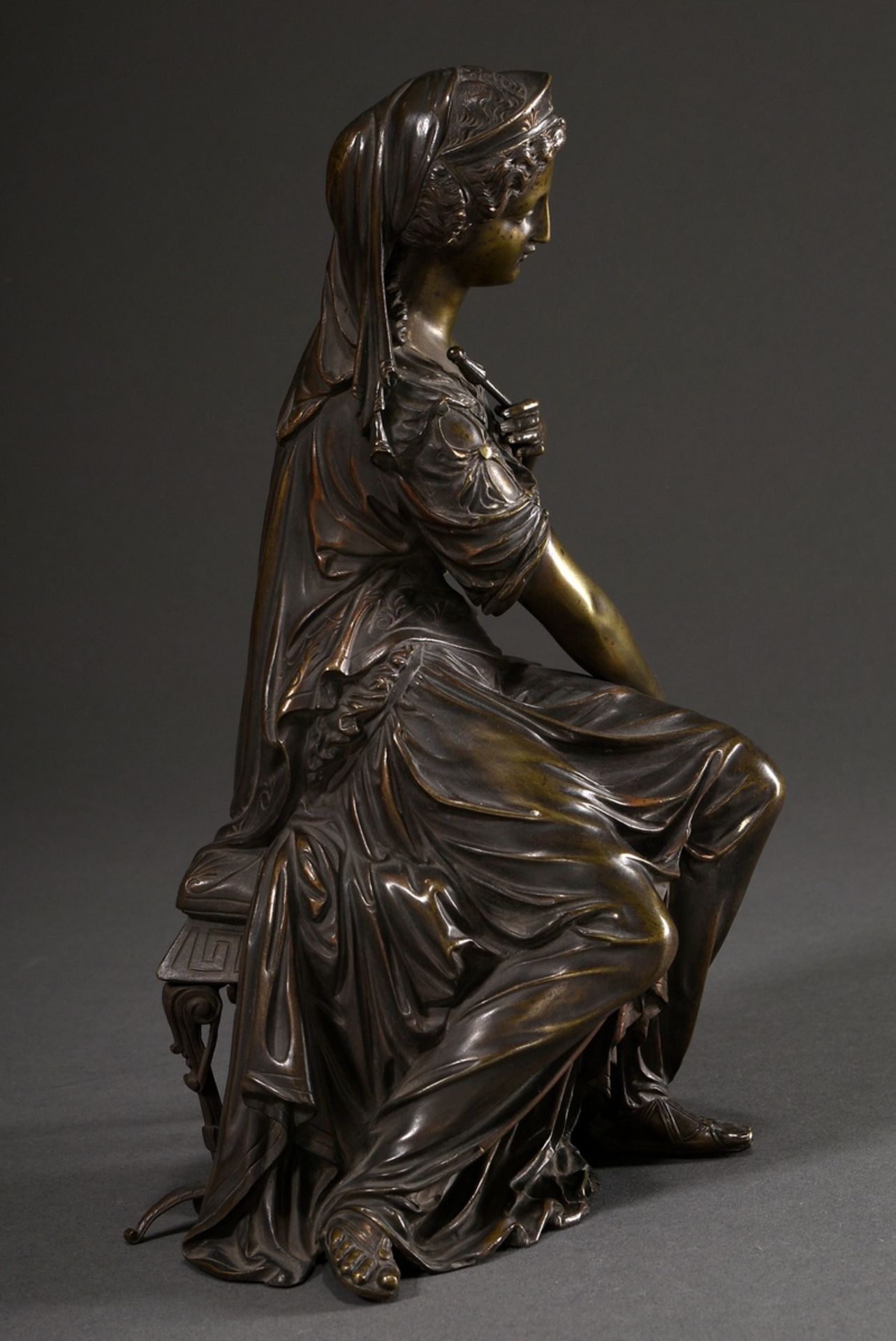 Antikisierende Historismus Figur "Sitzende Frau mit Krug", Bronze mit schöner Patina, um 1870/1880, - Bild 2 aus 7