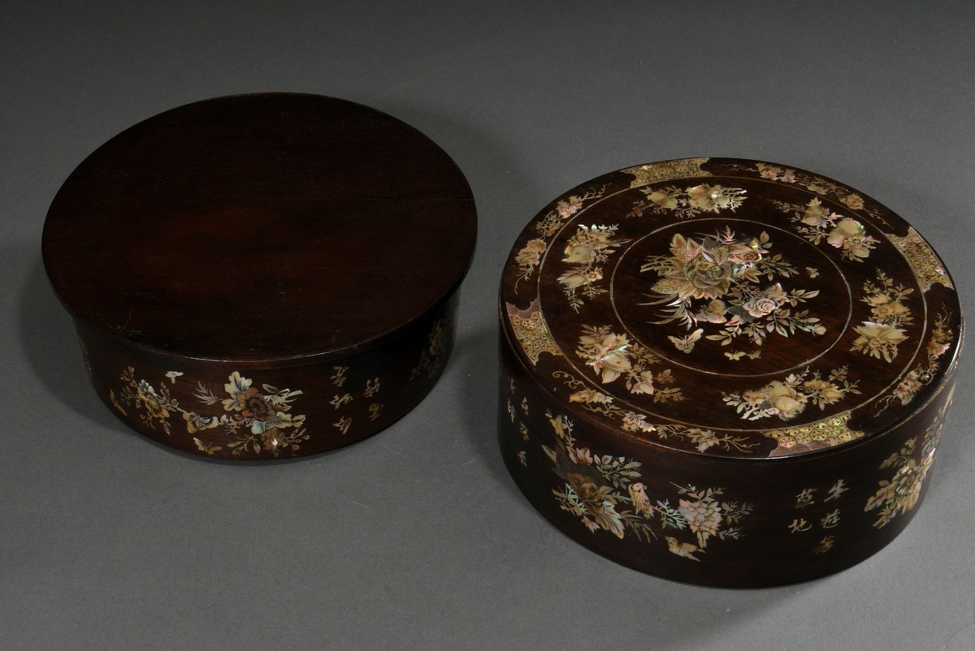 Large round wooden lidded box with mother-of-pearl inlays "Flowers, Fruits and Birds", South China - Image 6 of 7