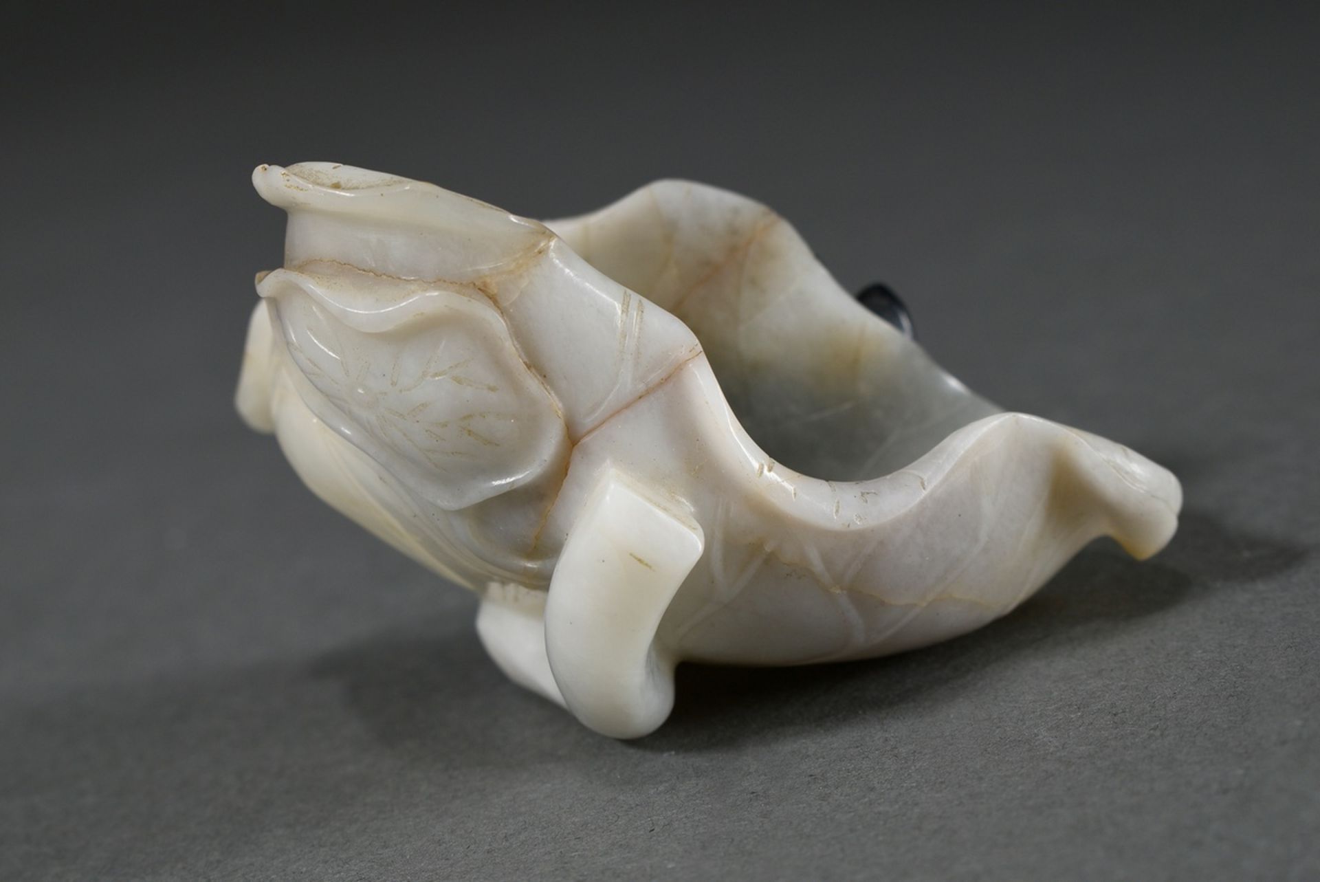 Two-coloured jade brush washer "Crab on lotus leaf", China Qing Dynasty, 4.5x7.8x5cm - Image 3 of 3