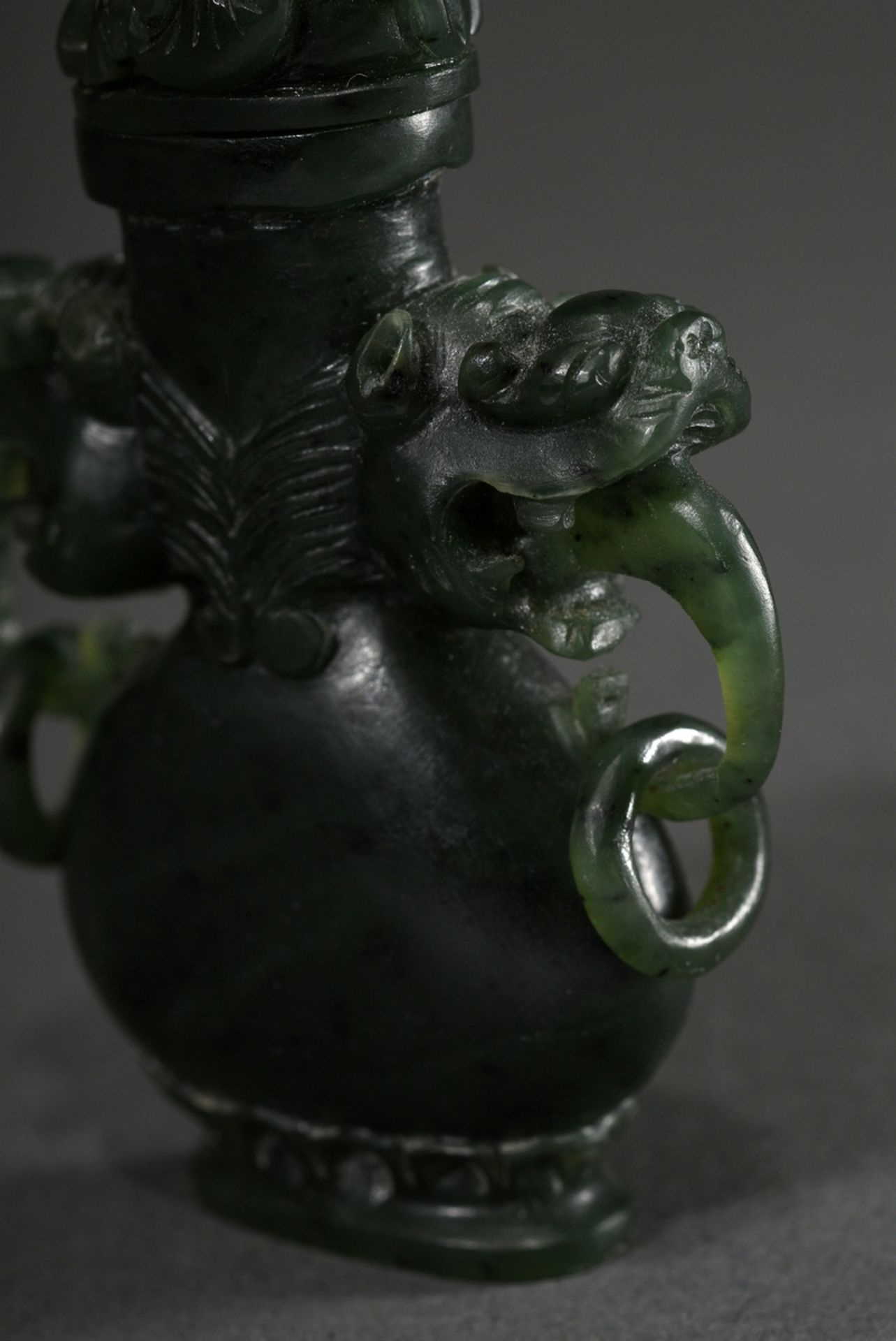2 Various stone snuffbottles: flat green jade "vase with lion handles and lid" (h. 7,3cm) and agate - Image 10 of 12