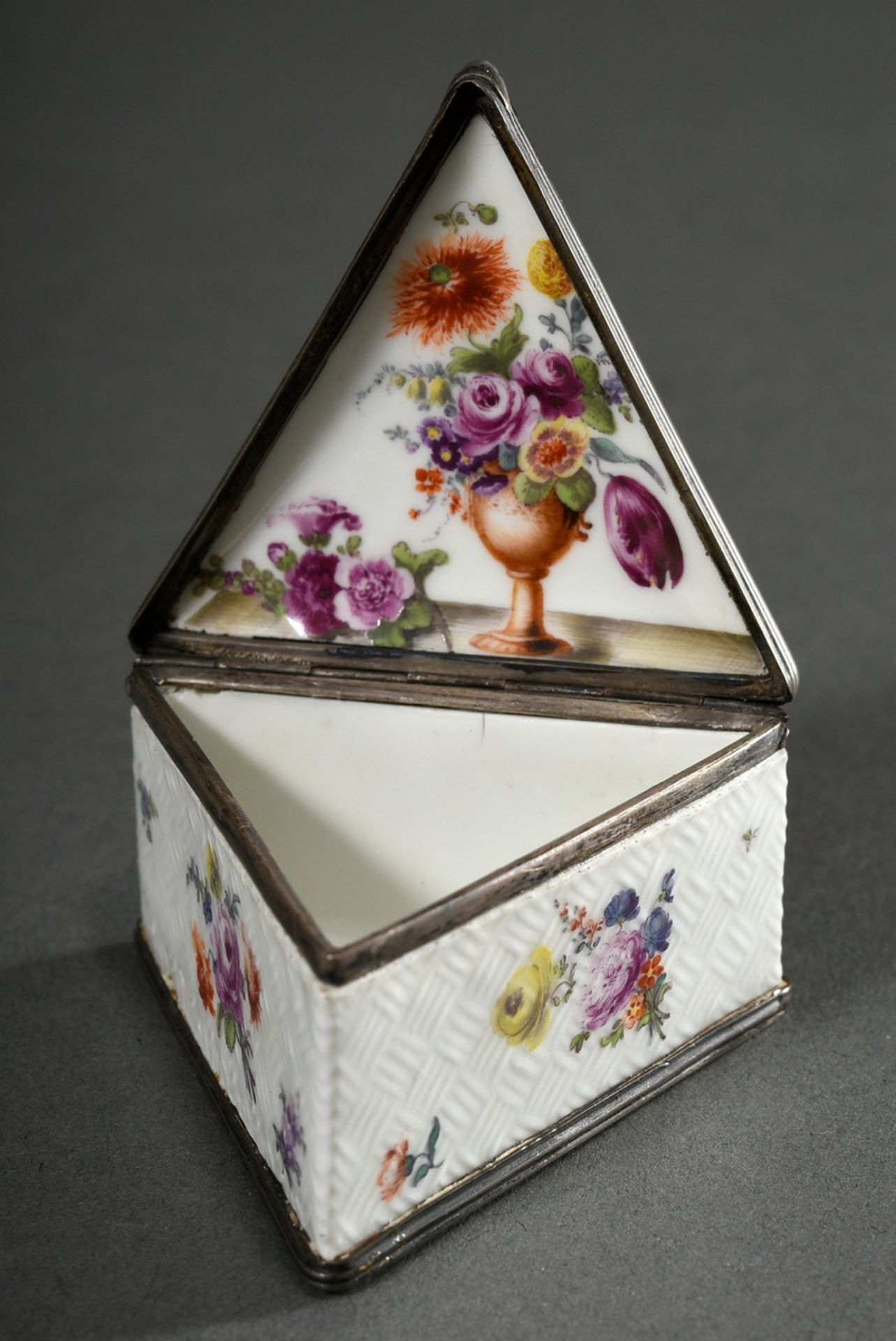 Rare Meissen tabatiere in triangular form with basket relief and polychrome painting on all sides "