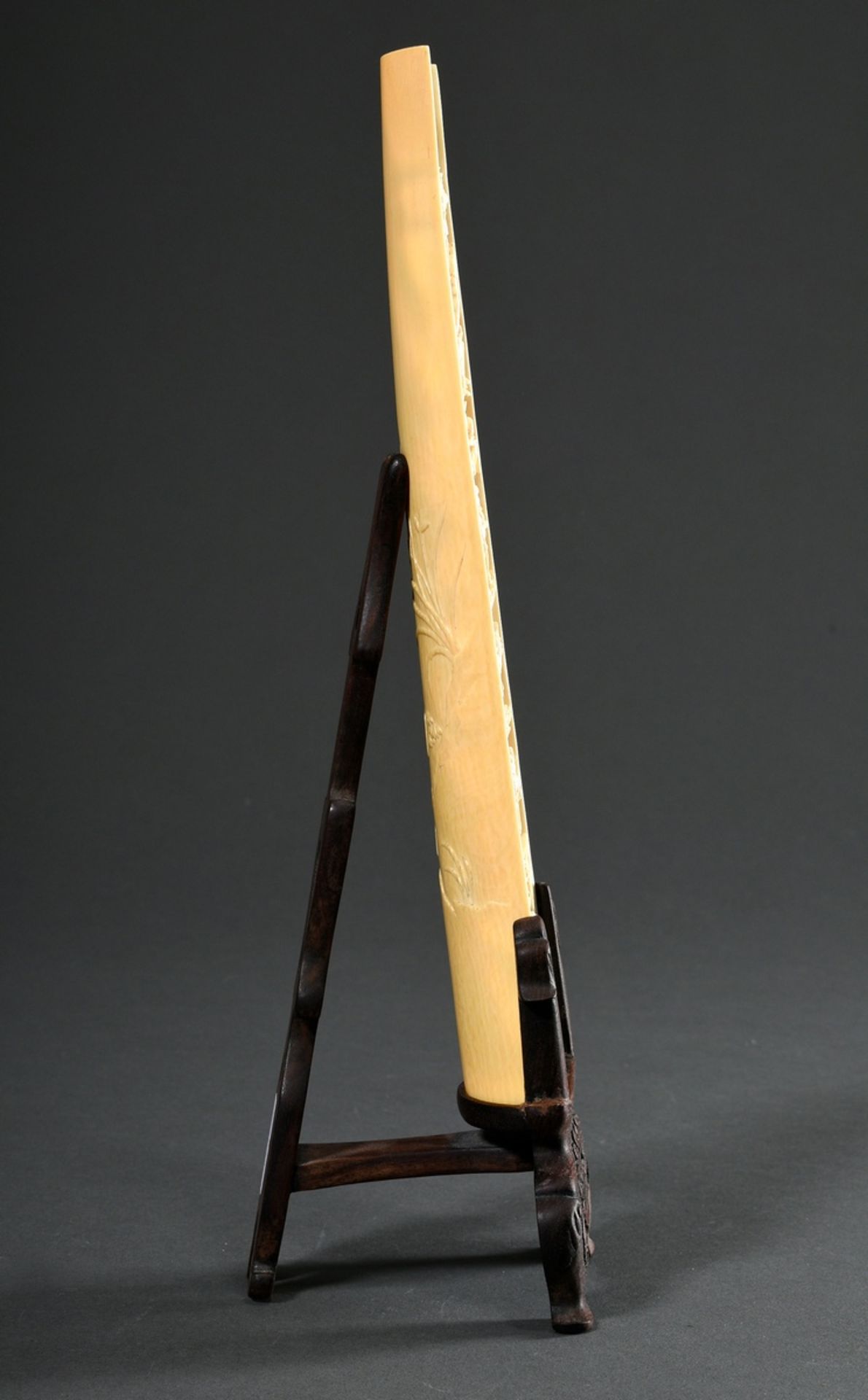 Ivory handrest in the shape of a bamboo segment "Sage descending a mountain", on the inside fine sc - Image 6 of 10