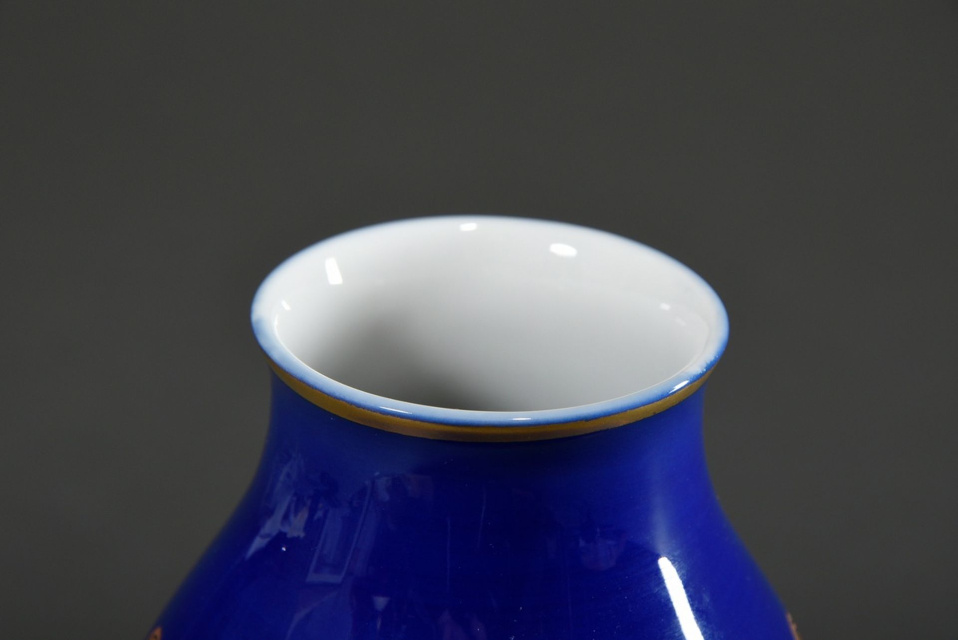 Rosenthal Vase mit vergoldetem Reliefdekor "Fische zwischen Wasserpflanzen" auf royalblauem Fond, u - Bild 3 aus 4