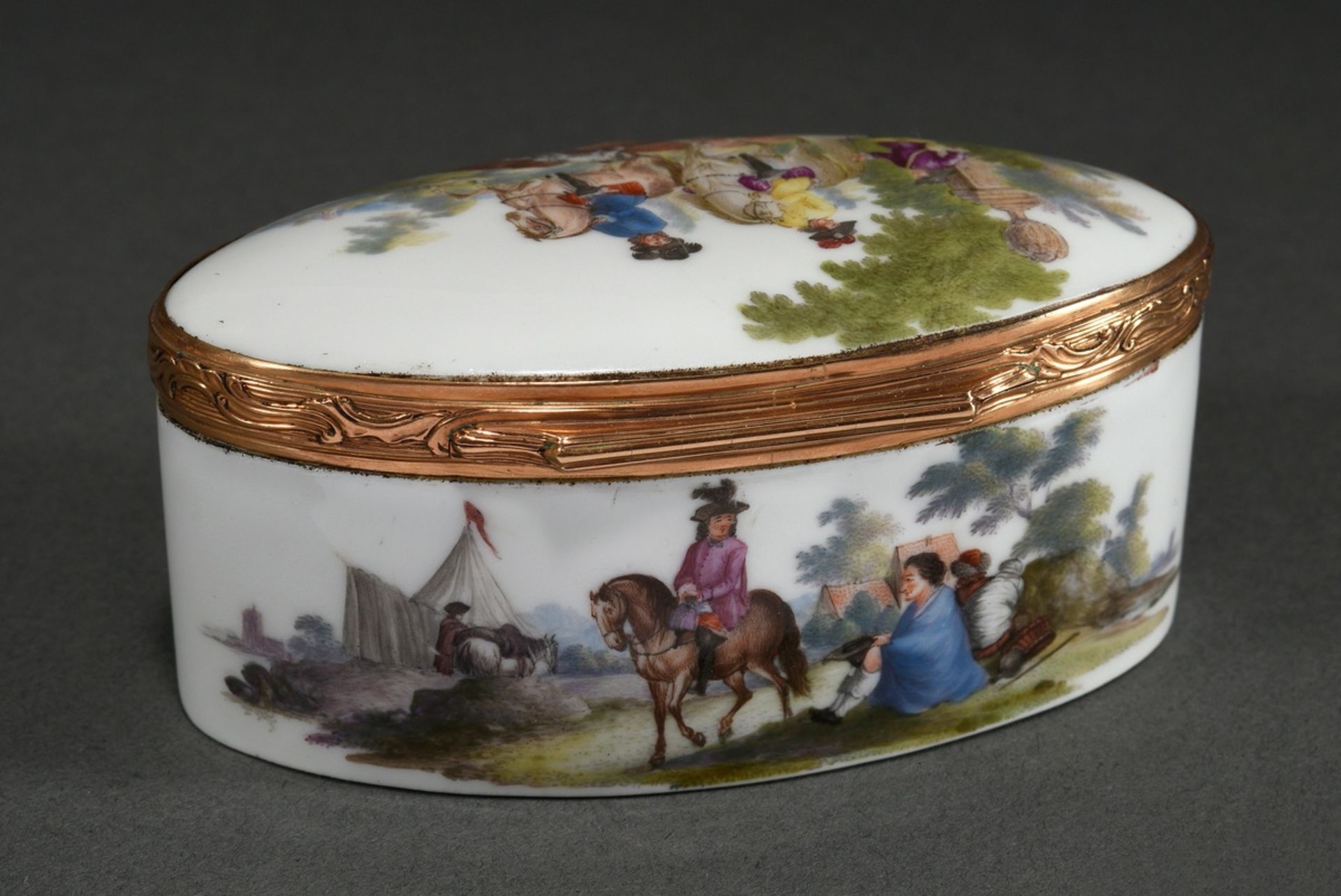 Oblong Höchst porcelain snuff box with floral engraved gold mount and delicate painting on the outs - Image 2 of 8