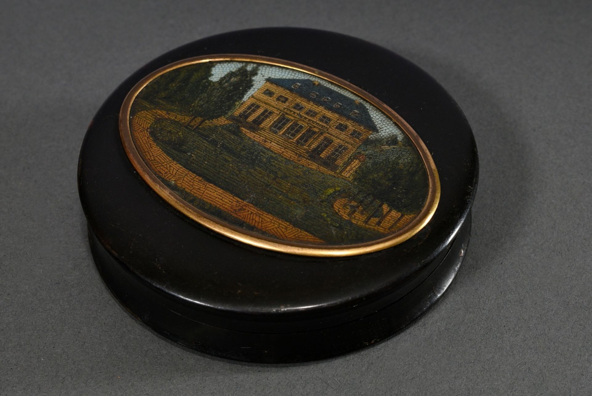 Round snuff box with fine micromosaic trompe l'oeil lacquer painting "Manor House" on wood in oval  - Image 2 of 7