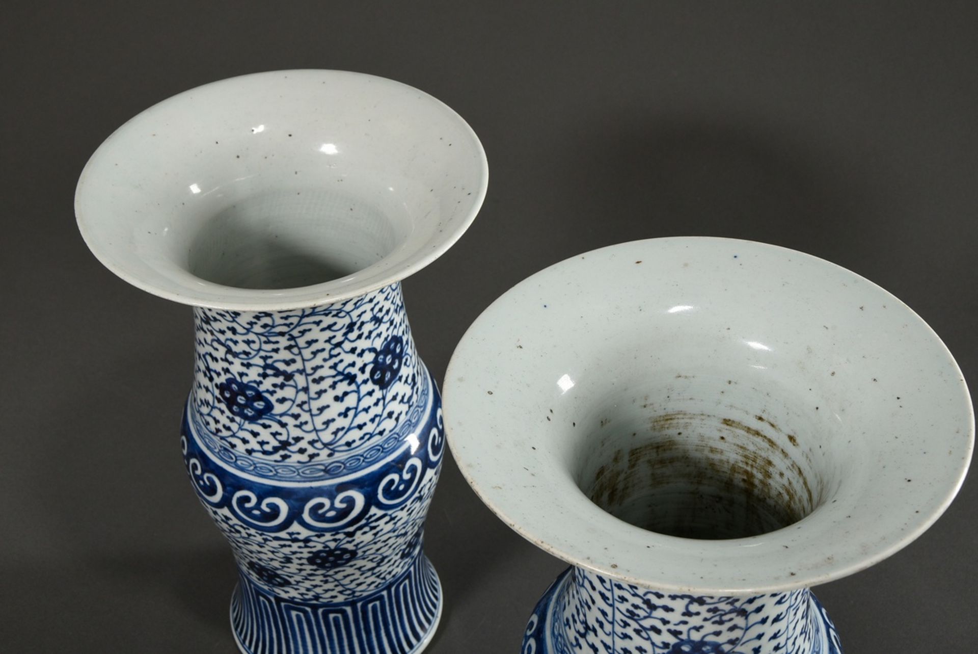 2 Chinesische Gu Porzellan Vase mit floralem Blaumalerei Dekor "Lotosranken" nach Ming Vorbild, 19. - Bild 3 aus 4