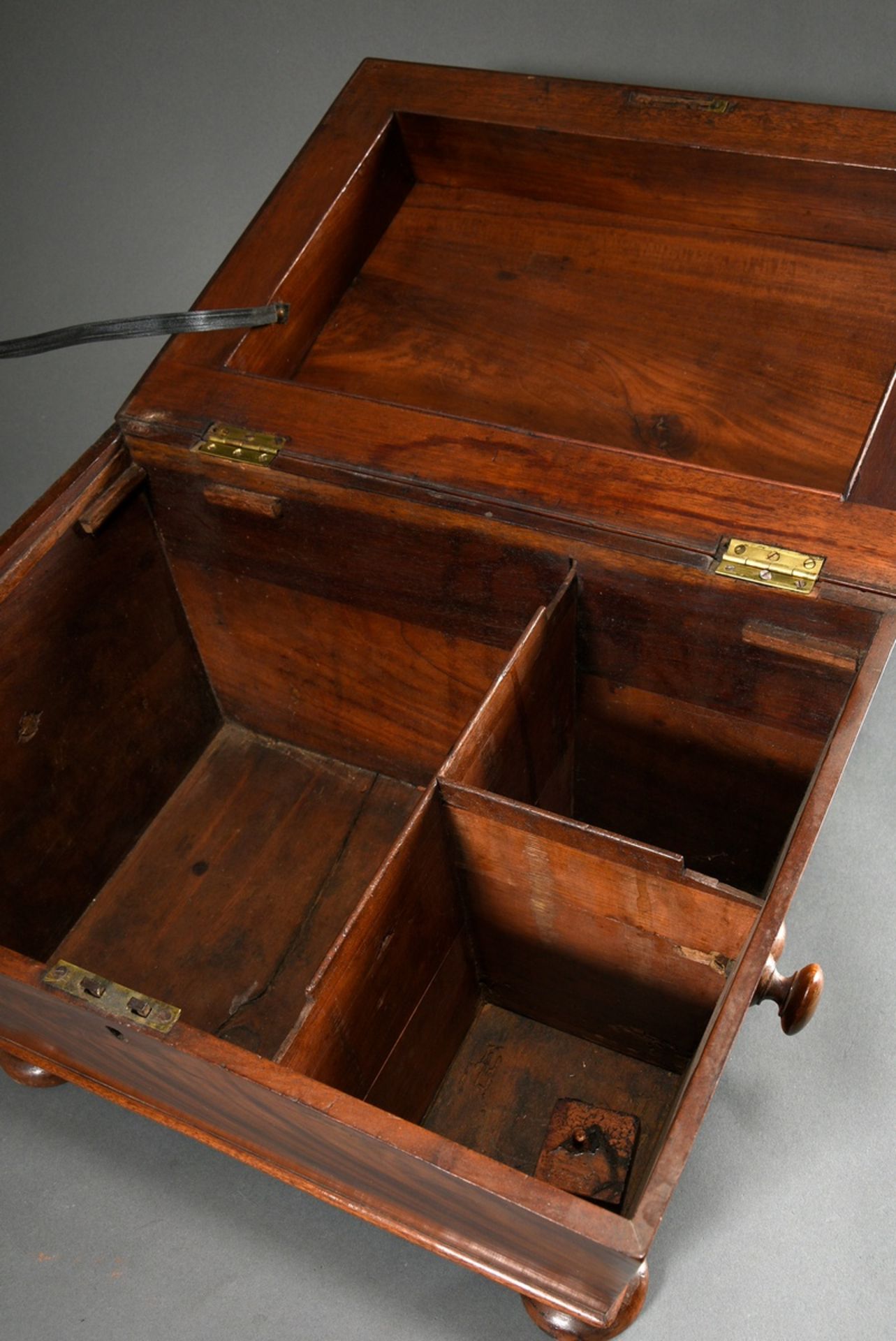 Large mahogany box in the shape of a sarcophagus with carrying knobs on the sides, compartmentalisa - Image 3 of 3