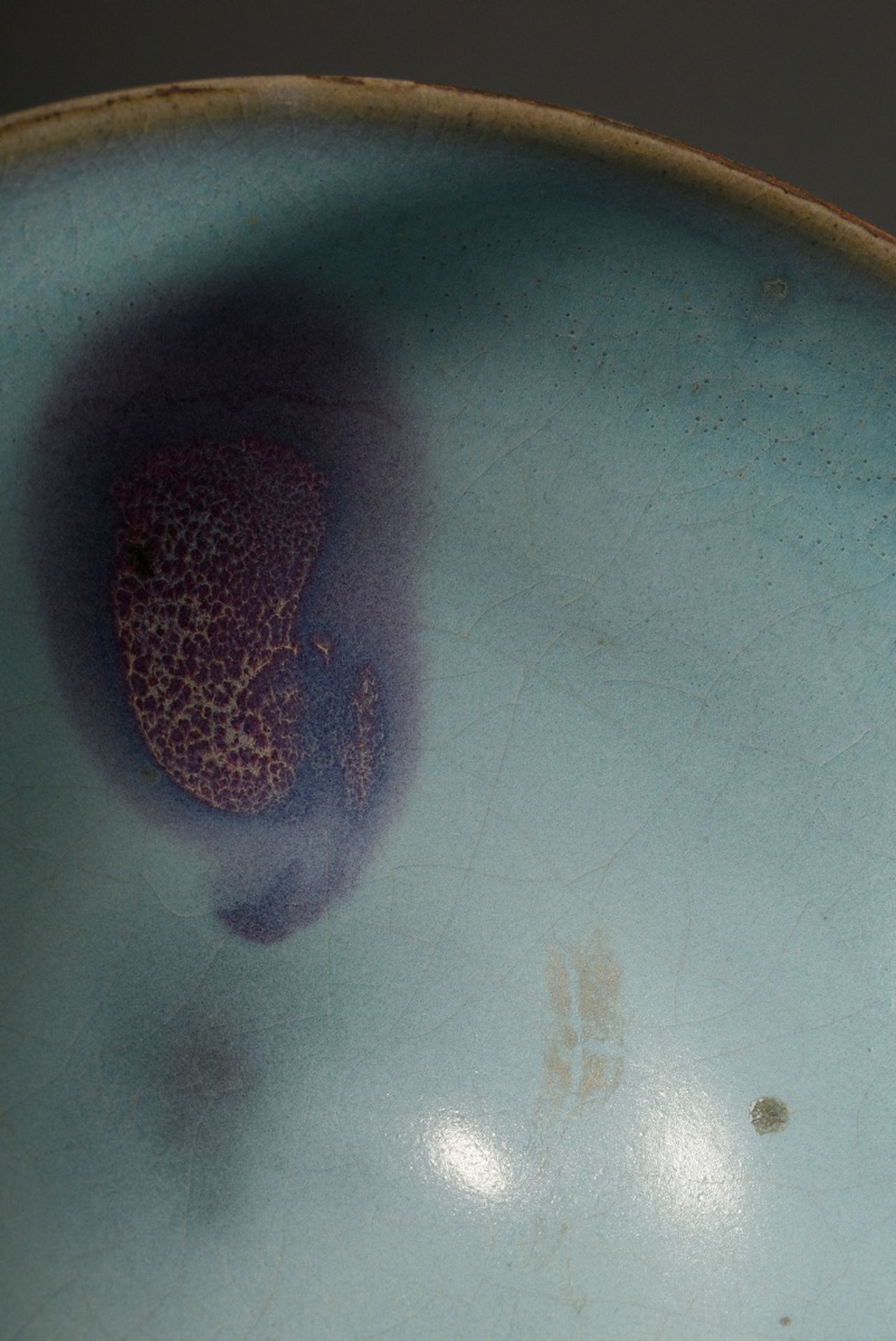Yunyao ceramic bowl in Song style with pale blue glaze and flambé stain in violet in the wall, Chin - Image 5 of 7