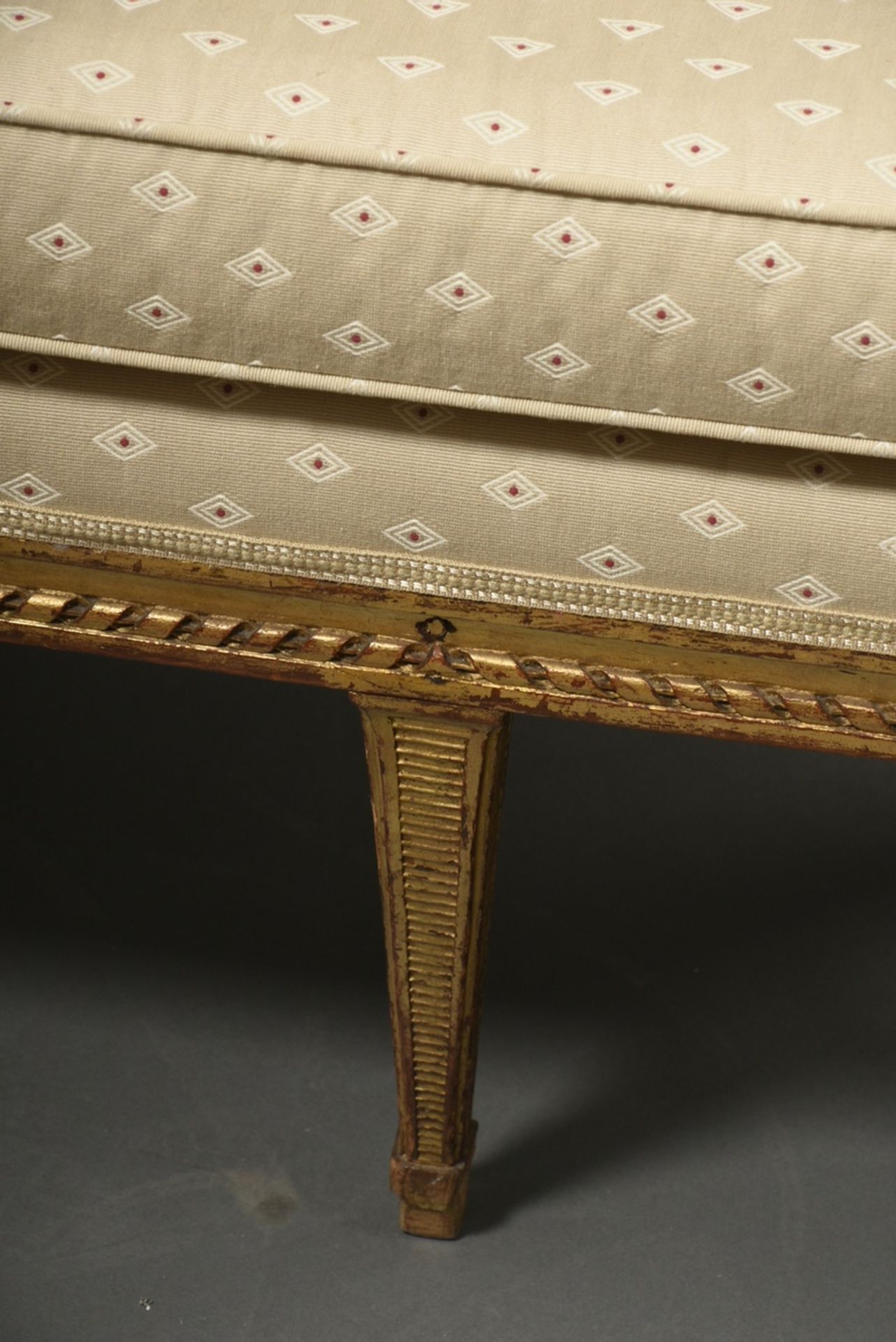 Kleines Louis XVI Sofa mit geschwungenem Gestell auf 5 Beinen, geschnitzte Bandprofile und Rillen i - Bild 7 aus 8