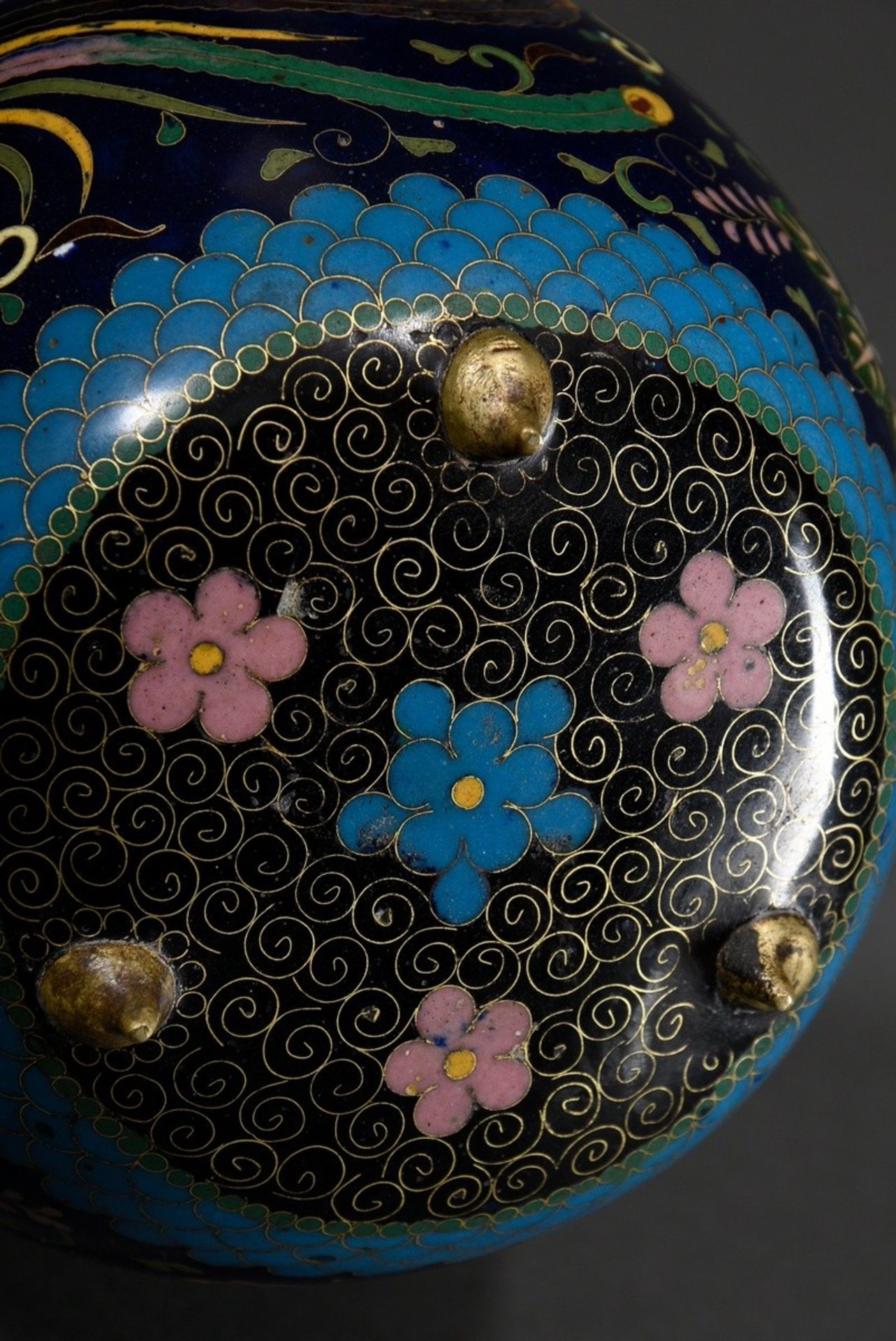 2 Various pieces of cloisonné: vessel on small feet "Two phoenixes, kiri and blossoms" (h. 13,5cm) - Image 5 of 10