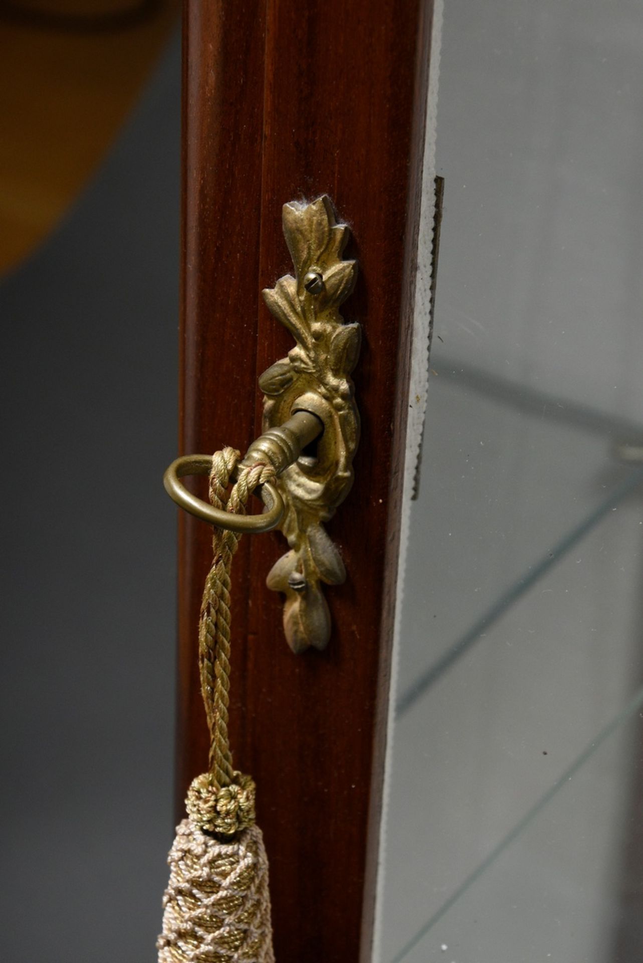 Small Louis XV style Wilhelminian display case on delicate legs, mahogany with bronze fittings and - Image 6 of 9