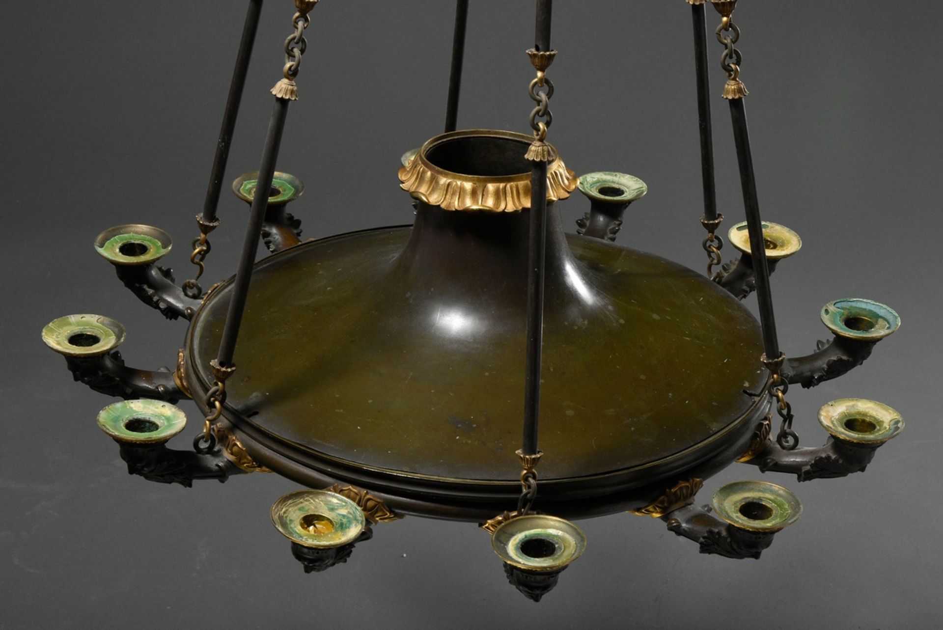 Large 12-flame Empire bronze ceiling chandelier with fire-gilded leaf friezes and bearded mascarons - Image 8 of 9