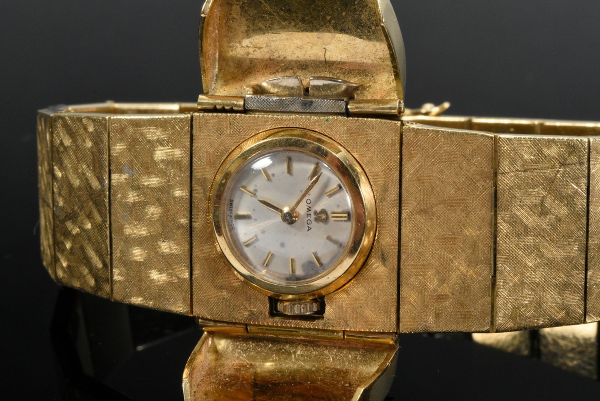 Omega Gelbgold 750 Schmuck-Damenarmbanduhr mit Handaufzug, gebürstete Abdeckung mit Brillant (ca. - Bild 4 aus 5