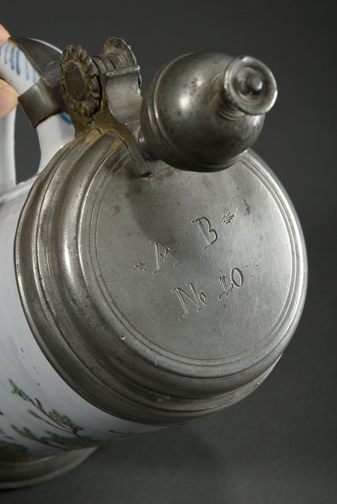 Schrezheimer Walzenkrug in Zylinderform mit Ohrenhenkel, Fayence weiß glasiert mit feiner Scharffeu - Bild 5 aus 10