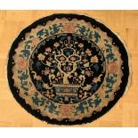 Medaillon "Blumenvase" auf dunklem Fond, Fragment aus Peking Teppich, um 1900, Wolle auf Baumwolle,