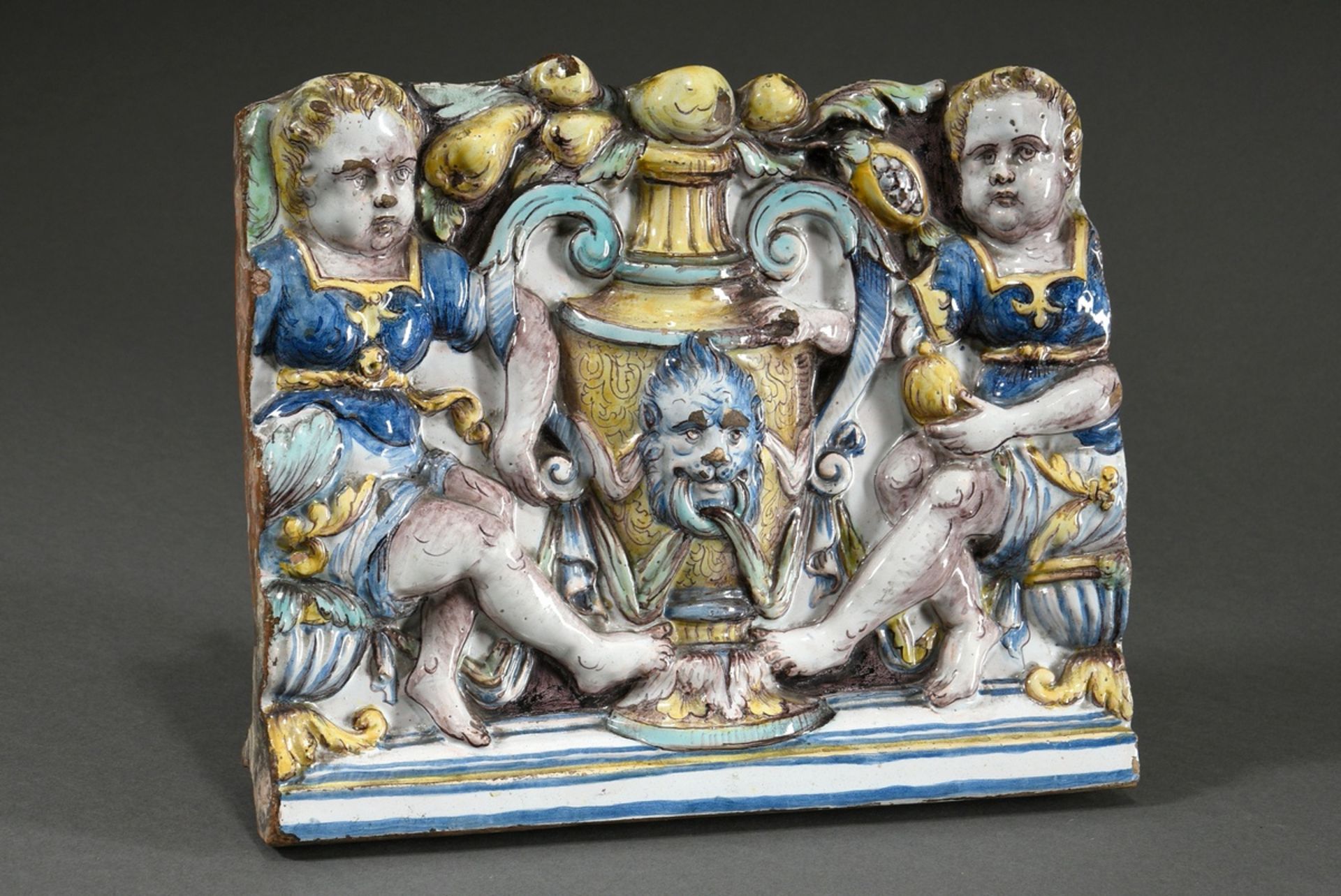 Winterthurer Ofenkachel mit Halbrelief Darstellung "Amphore mit Draperie, Fruchtgehängen und Grotes