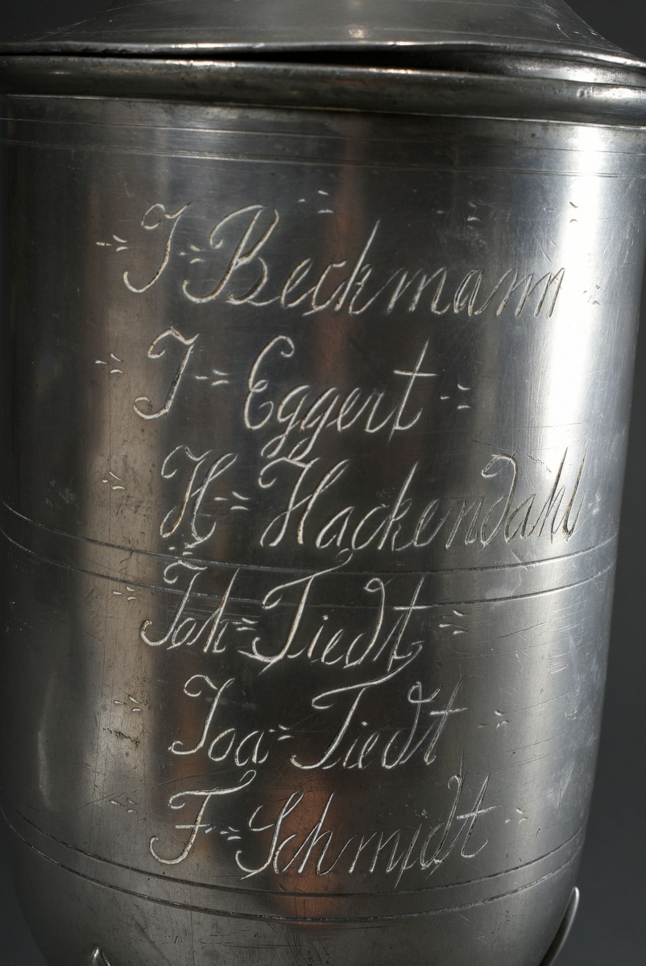 Large pewter guild cup "Willkomm" with plastic lid crowning "flag bearer", engraved inscription "Es - Image 11 of 12