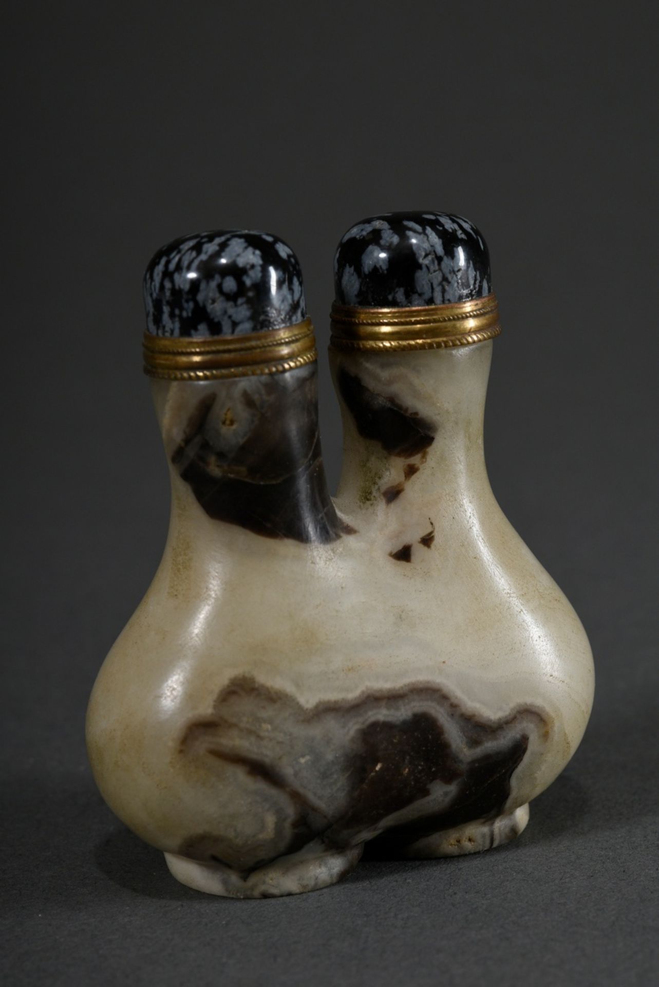 2 Various stone snuffbottles: flat green jade "vase with lion handles and lid" (h. 7,3cm) and agate - Image 3 of 12