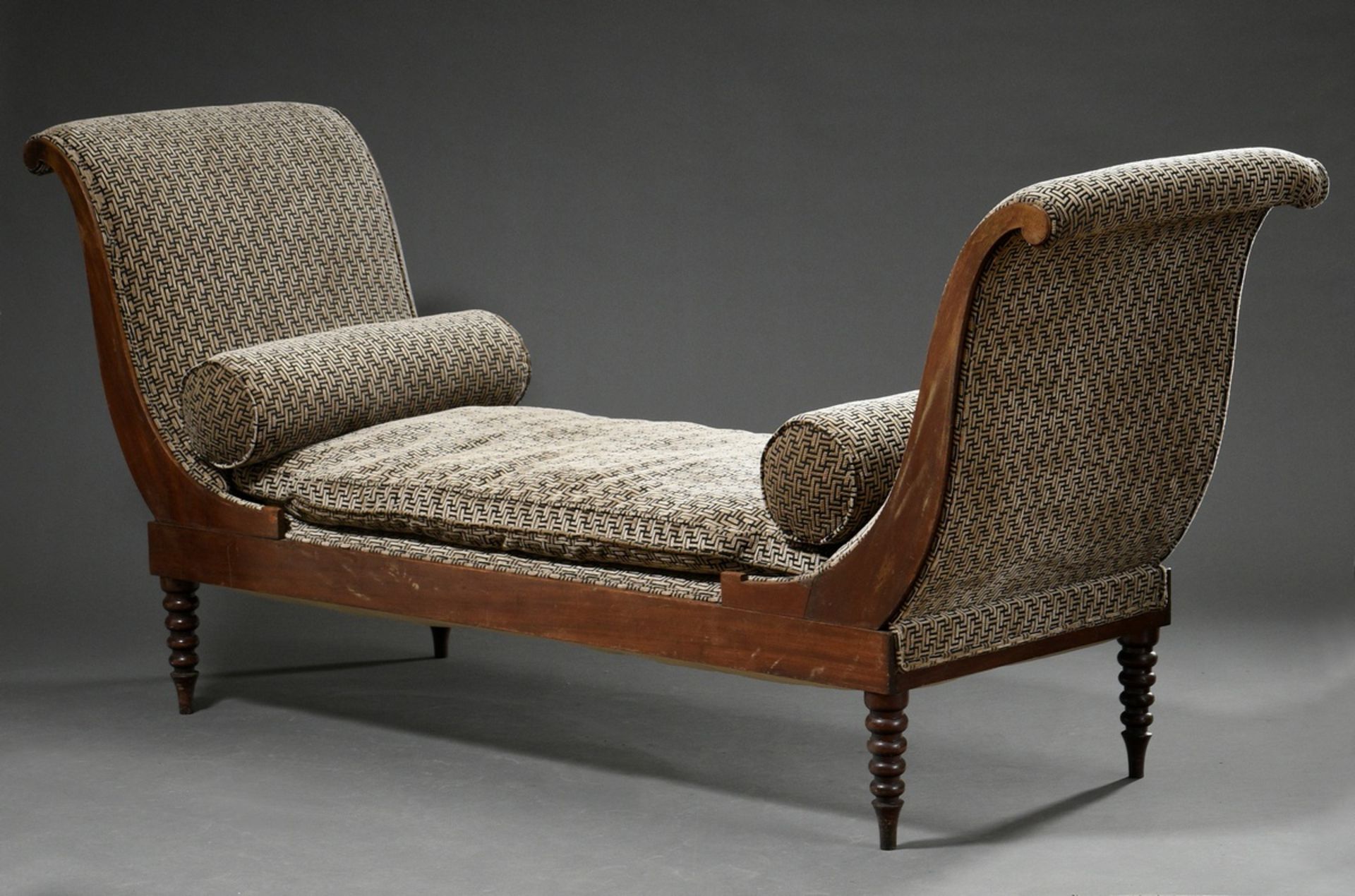 Elegantly curved récamière on turned legs of conically diminishing spheres, mahogany with modern up