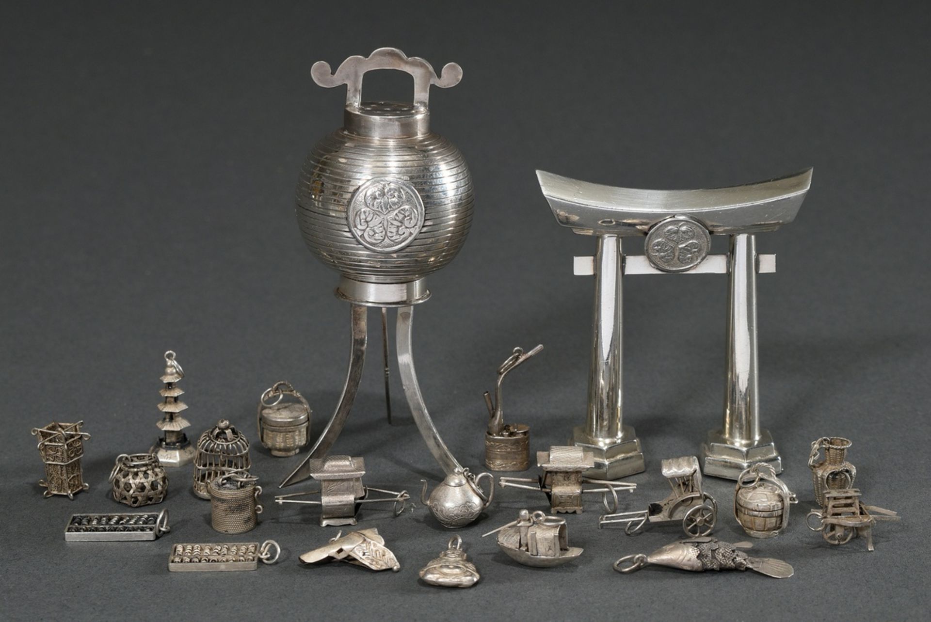 22 Diverse Teile japanisches Silber: 20 Anhänger Miniaturen (Pagode, Boot, Rikscha, Sänften, Körbe,