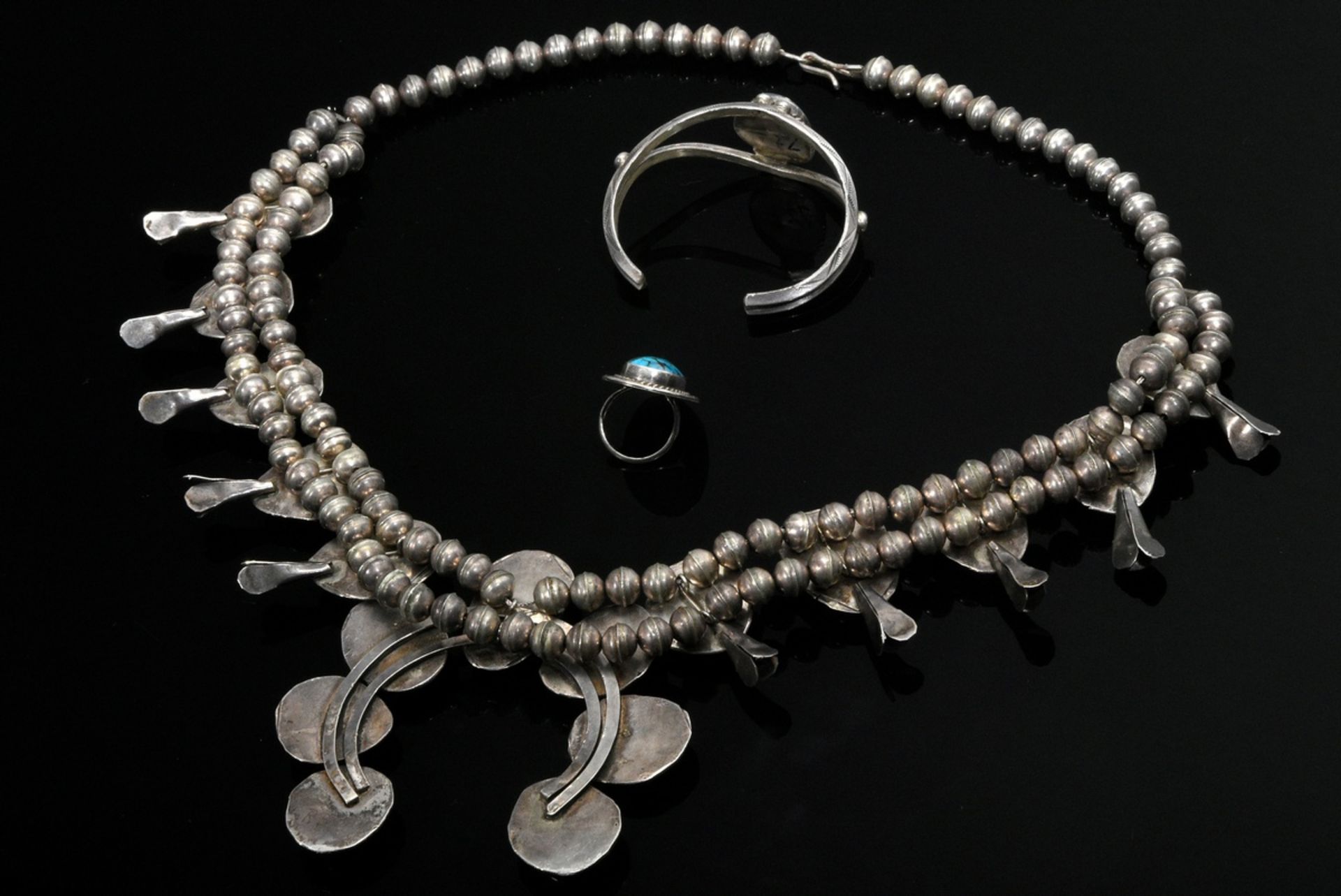 3 Diverse Teile Navajo Silber Schmuck: "Squash Blossom" Collier, zweisträngiges Exemplar mit 10 Blü - Bild 4 aus 4