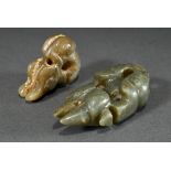 2 Diverse Hongshan Jade Amulette: sitzende Figur "Sonnengott" in grünlicher Jade und "Zhulong" (Sch