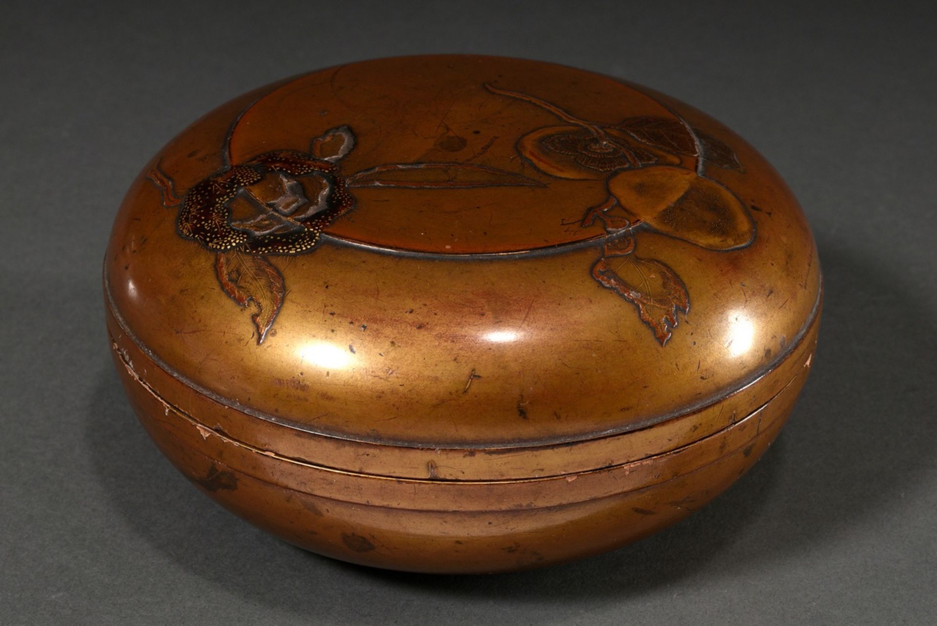 Round Japanese lacquer lidded box with Takamaki-e decoration "persimmon, peach, blossoms and fruits - Image 2 of 7