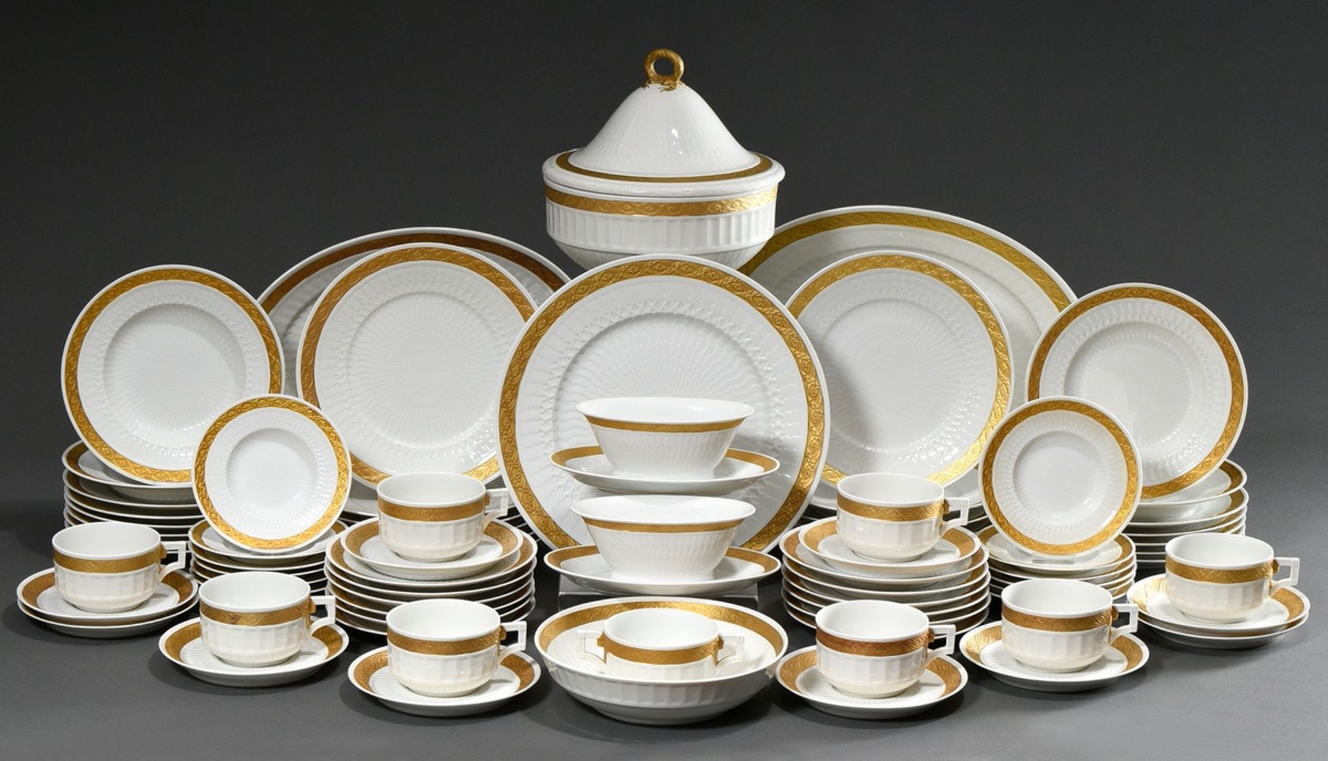 67 pieces Royal Copenhagen "Fan Gold", consisting of: 12 dinner plates (Ø 26cm, 11519), 11 small di