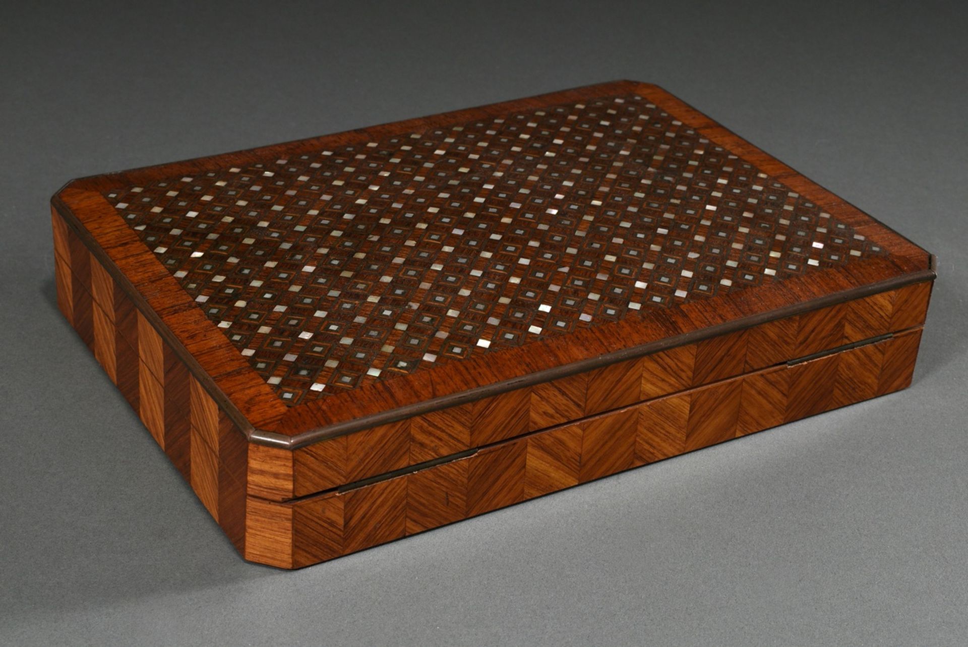 Flat box with bevelled corners and removable interior of 4 divided bowls, mahogany and rosewood ven - Image 2 of 4