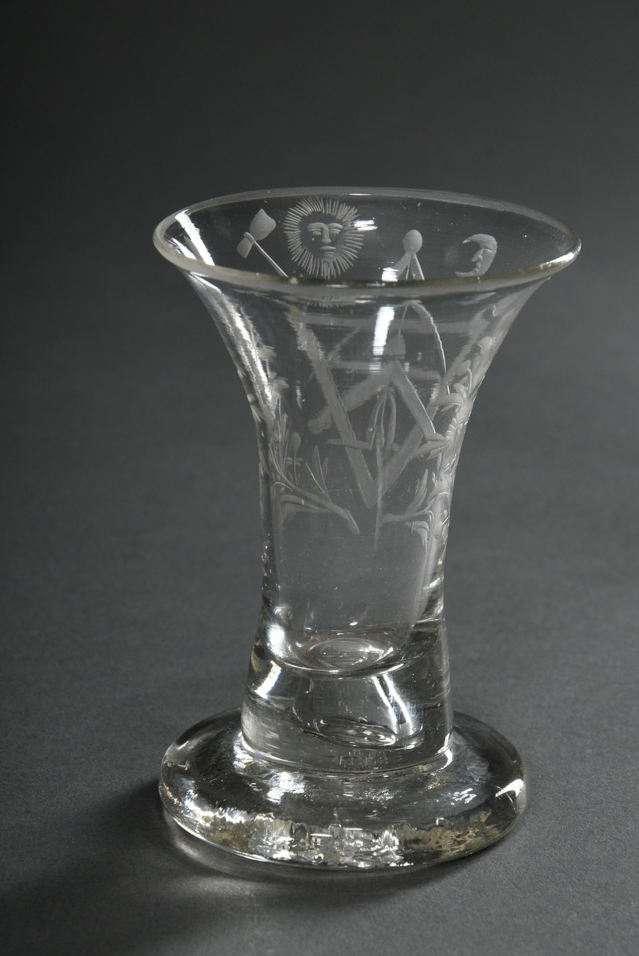 Freemason schnapps glass with funnel-shaped dome and cut symbols in bow cartouche, probably Zechlin - Image 2 of 3