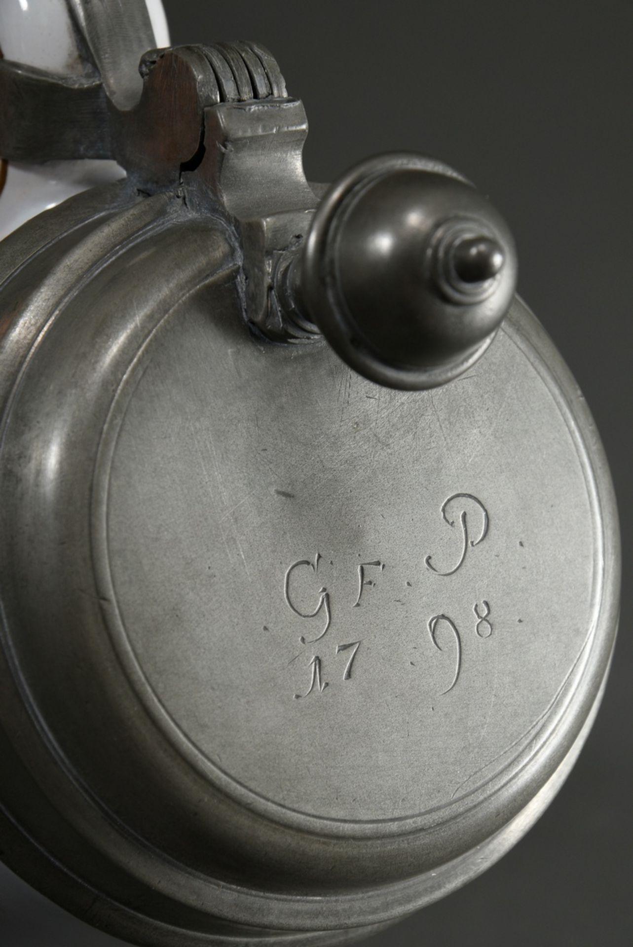 Proskauer Walzenkrug in Zylinderform mit Ohrenhenkel, Fayence weiß glasiert mit polychromer Muffelf - Bild 5 aus 7