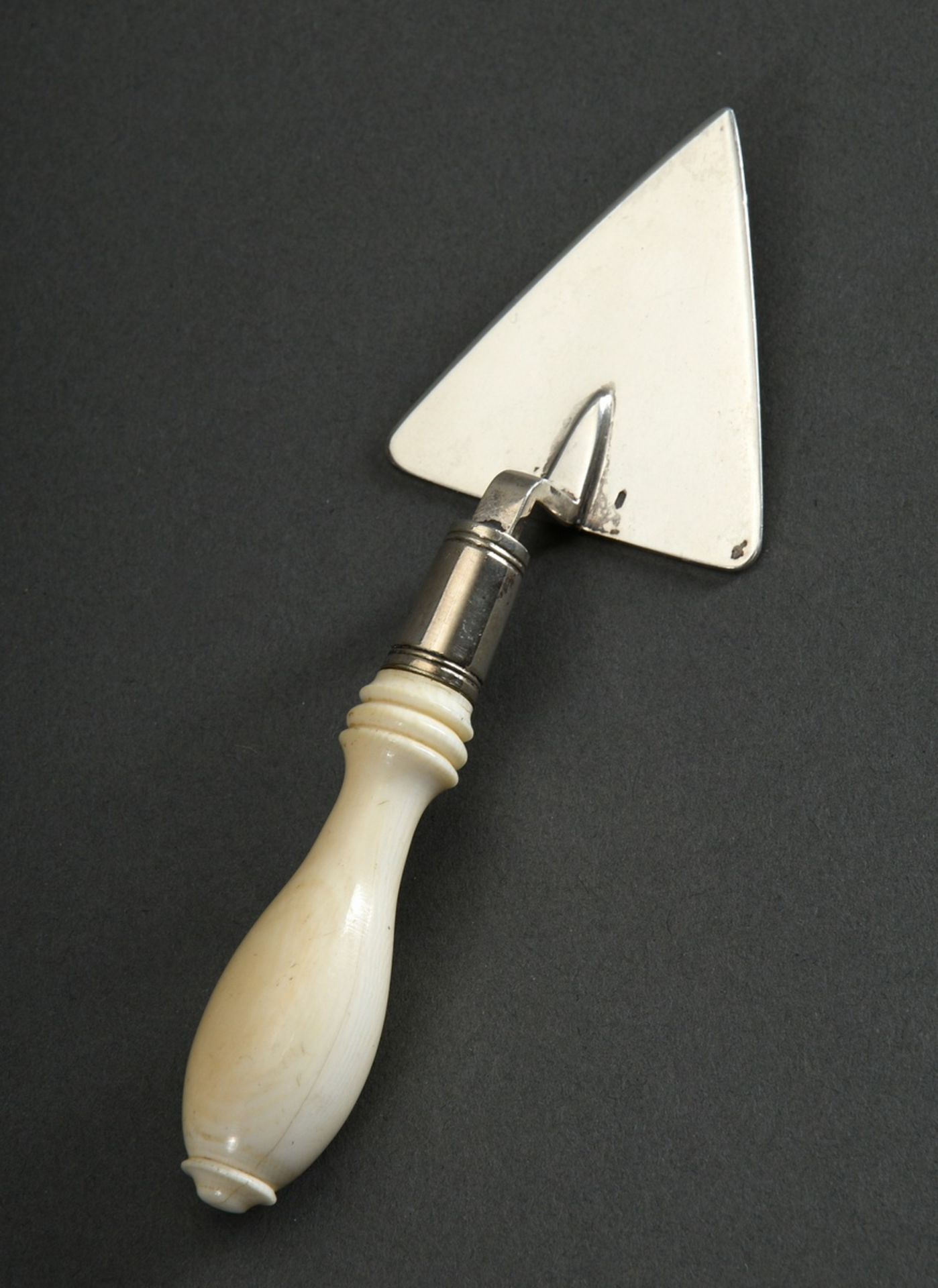 Small mason's trowel with turned ivory handle and silver attachment, 19th century, l. 15cm, Cf.: Mu