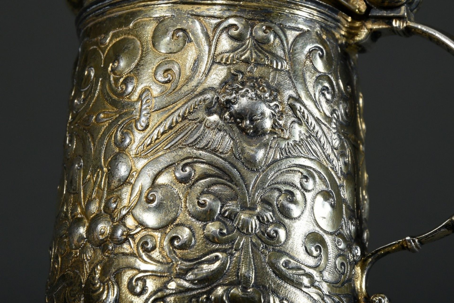 Small Mannerist lidded tankard with "fruit hangings and winged angels' heads" between scrollwork ov - Image 9 of 11