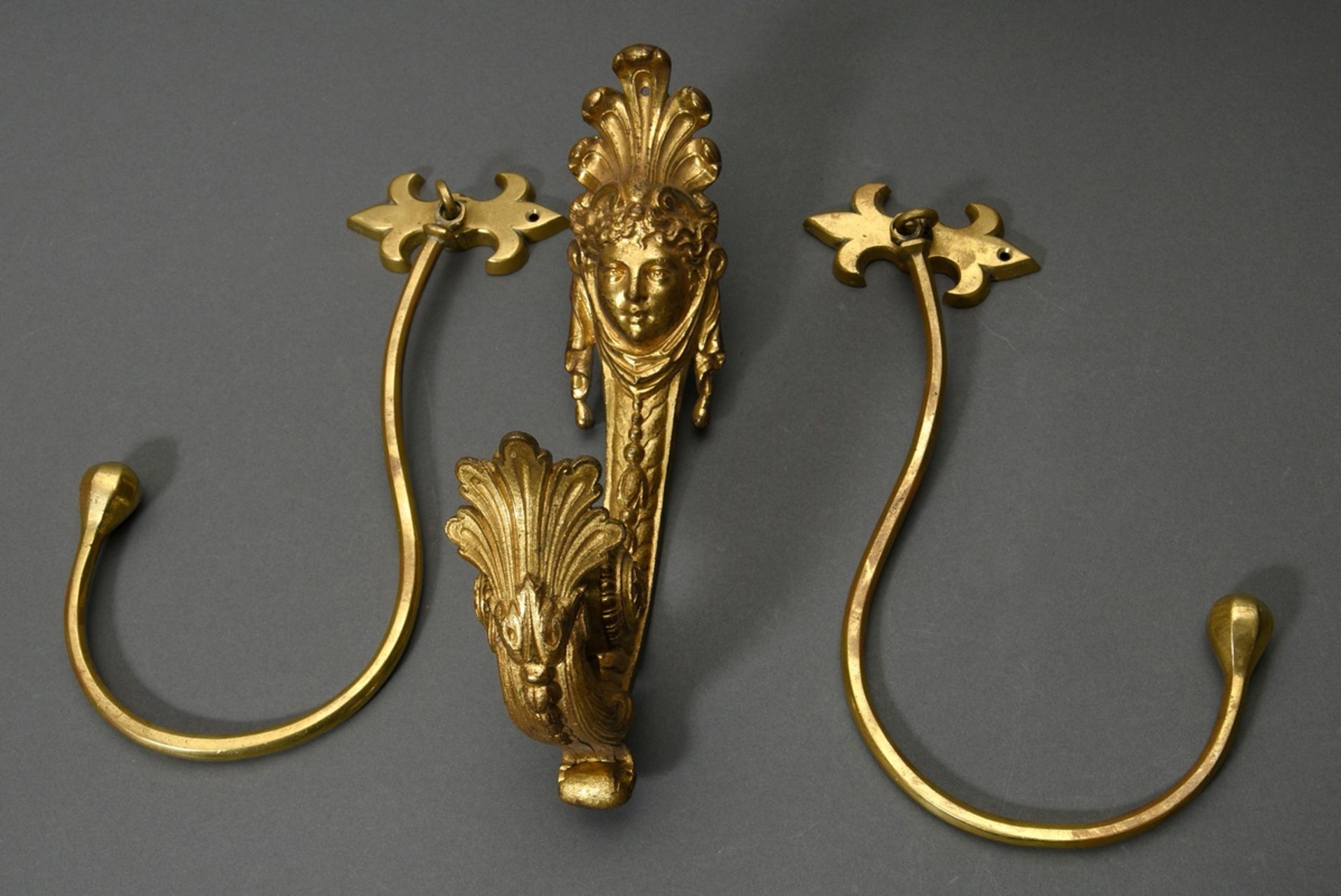 3 Various brass curtain holders: Pair in plain façon with bourbon lily and movable hooks (h. 32cm) - Image 2 of 7