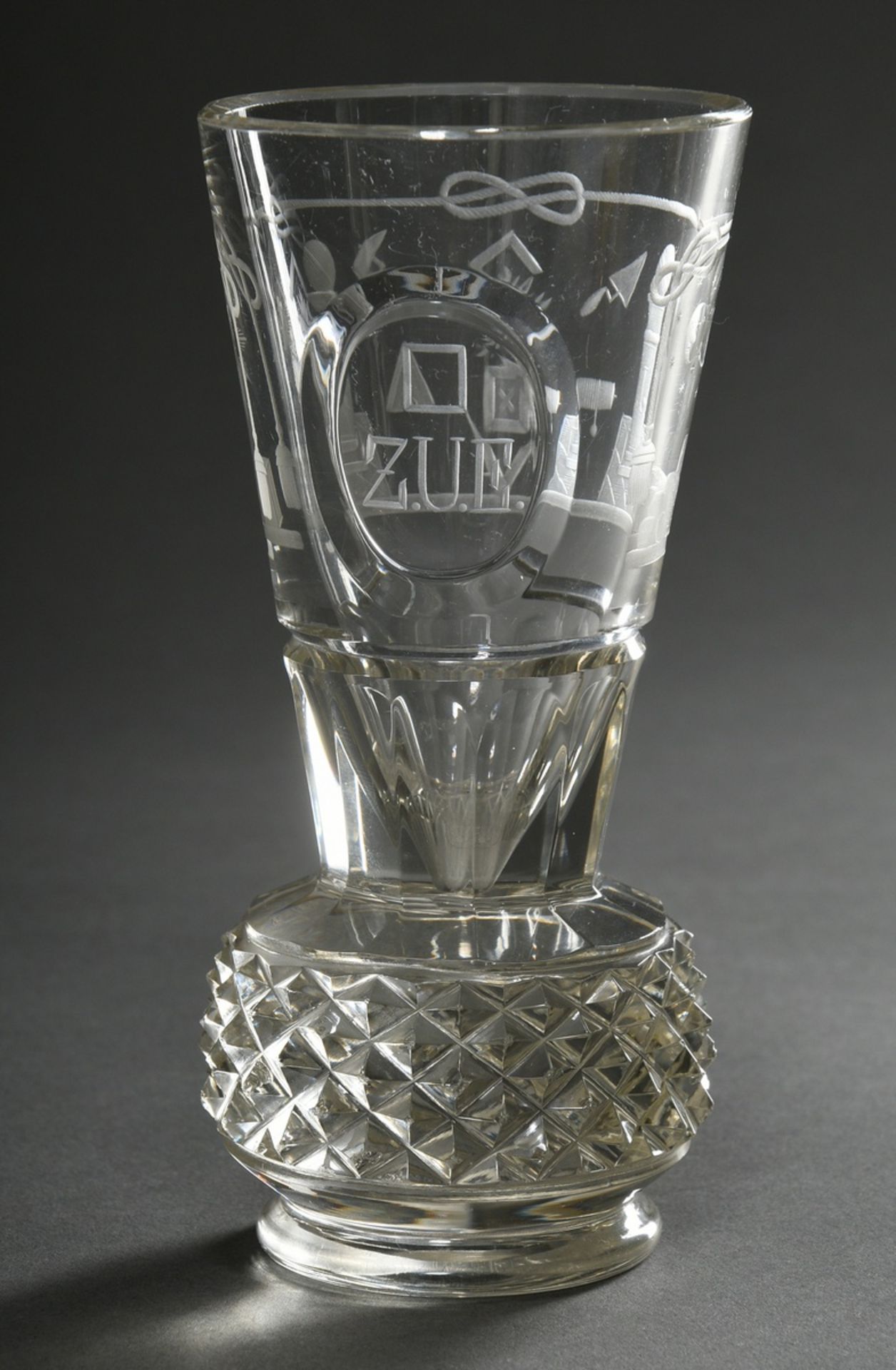 Masonic glass with inscription "Z.U.E." (Zur Unverbrüderlichen Einigkeit) in a medallion and rich s - Image 3 of 4