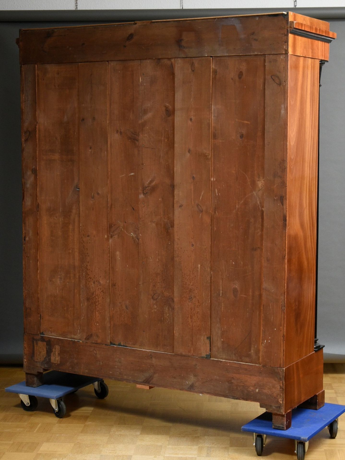 Large Biedermeier bookcase with lateral solid columns and circular bracing on the doors, 4 loose sh - Image 6 of 6